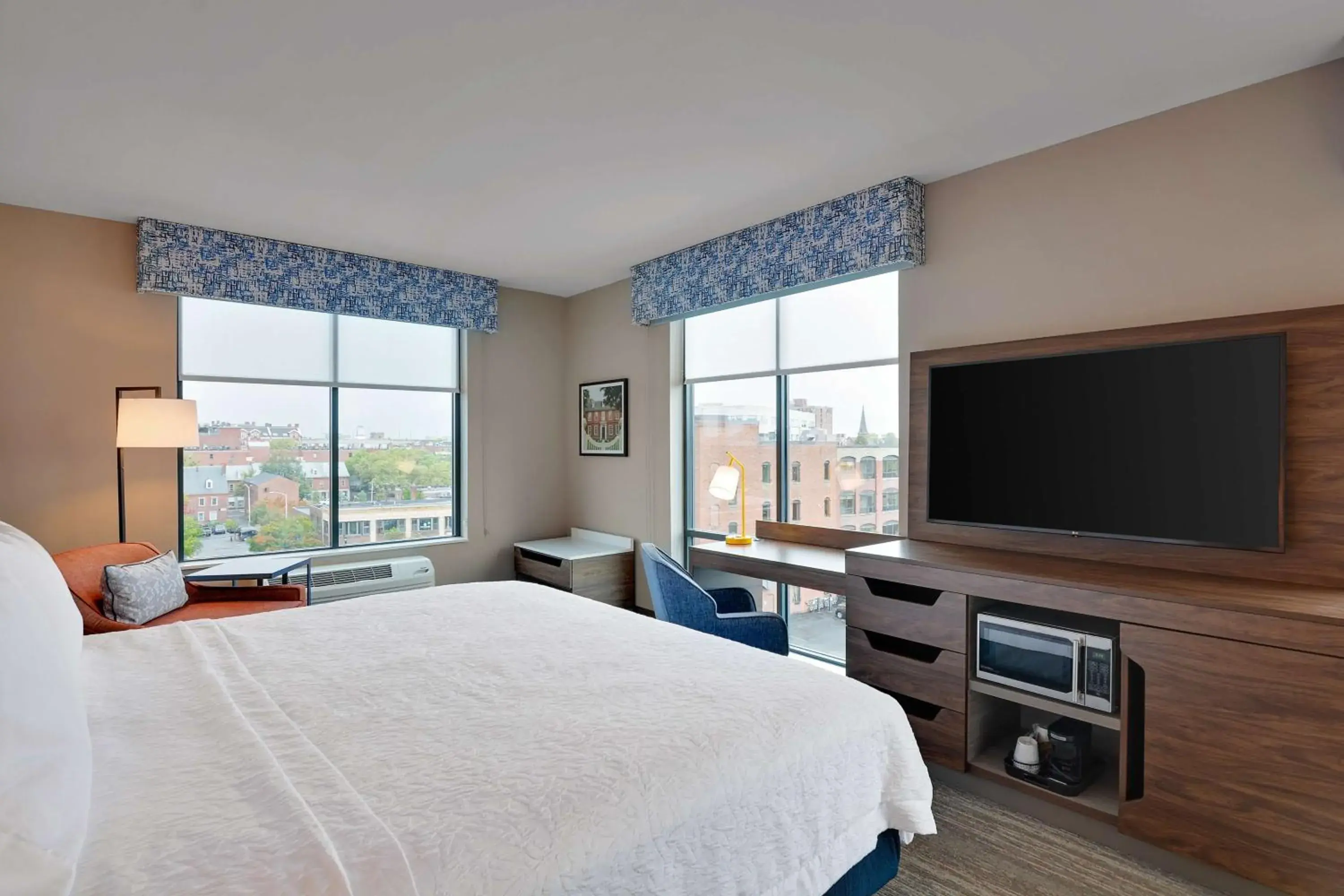 King Room with Accessible Tub - Mobility and Hearing Access/Non-Smoking in Hampton Inn Salem, Ma King Room with Accessible Tub - Mobility and Hearing Access/Non-Smoking in Hampton Inn Salem, Ma