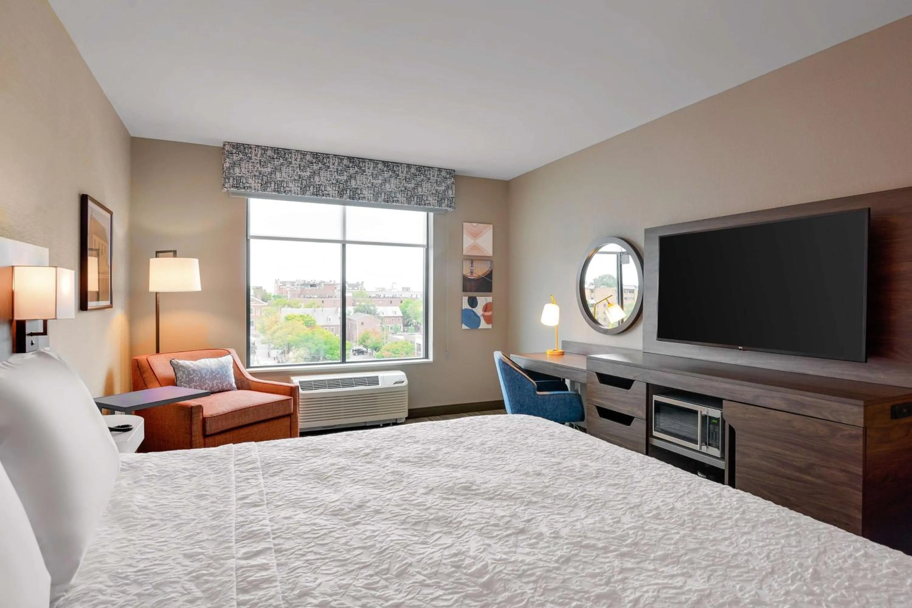 Bedroom, Bed in Hampton Inn Salem, Ma