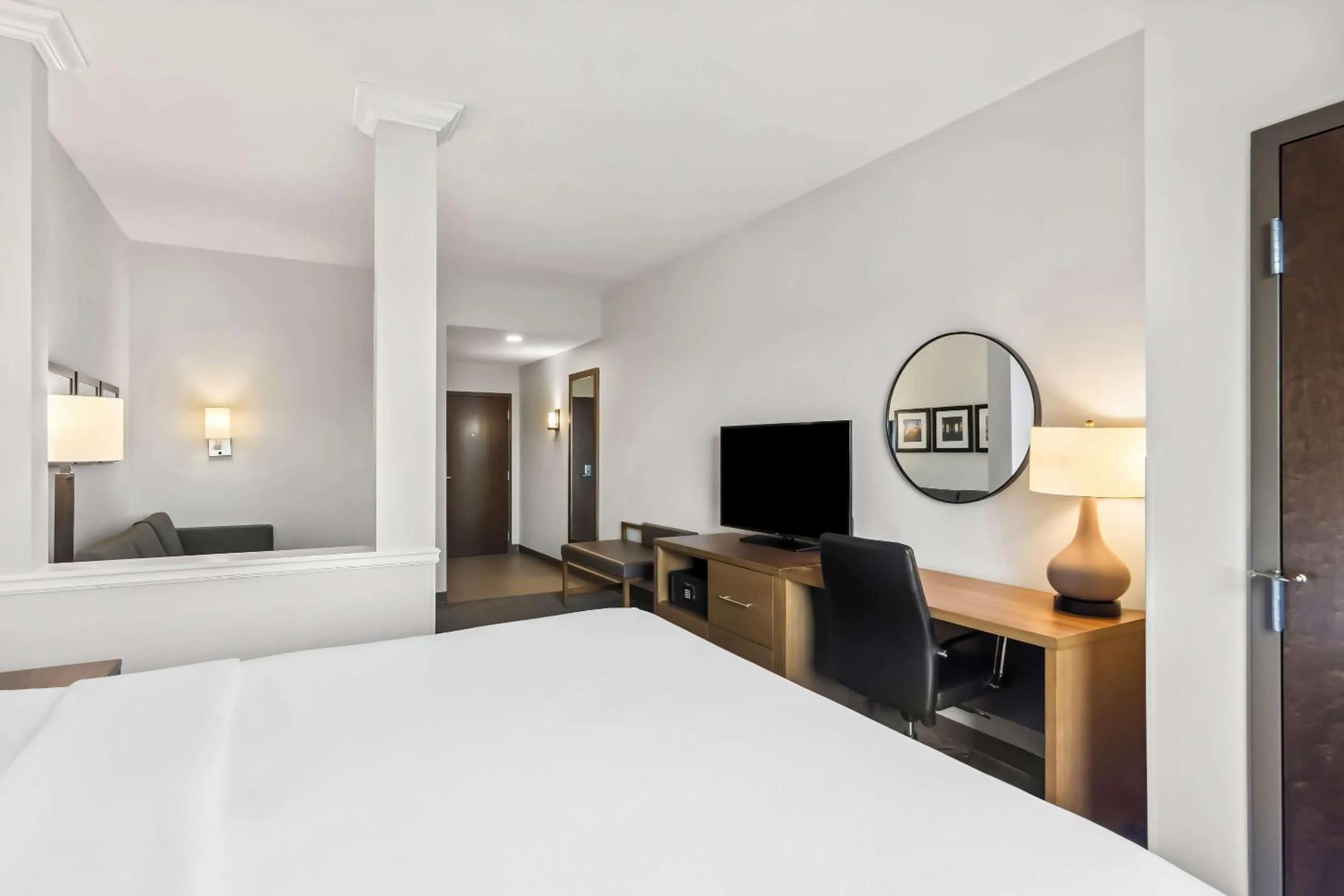 Bedroom, Bed in Comfort Suites Stuart-Hutchinson Island