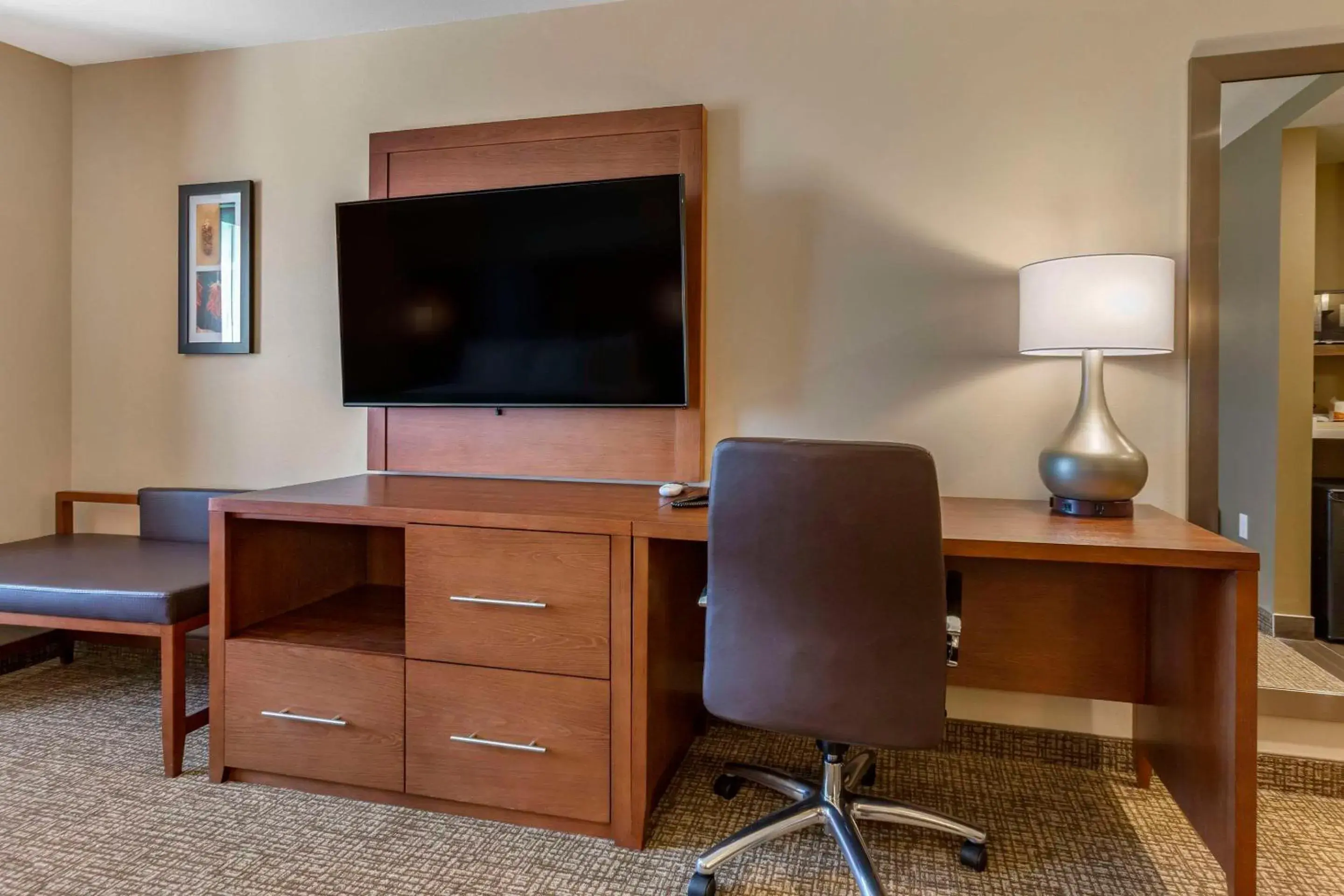 King Suite - Mobility and Hearing Accessible/Non-Smoking in Comfort Suites Albuquerque Airport King Suite - Mobility and Hearing Accessible/Non-Smoking in Comfort Suites Albuquerque Airport