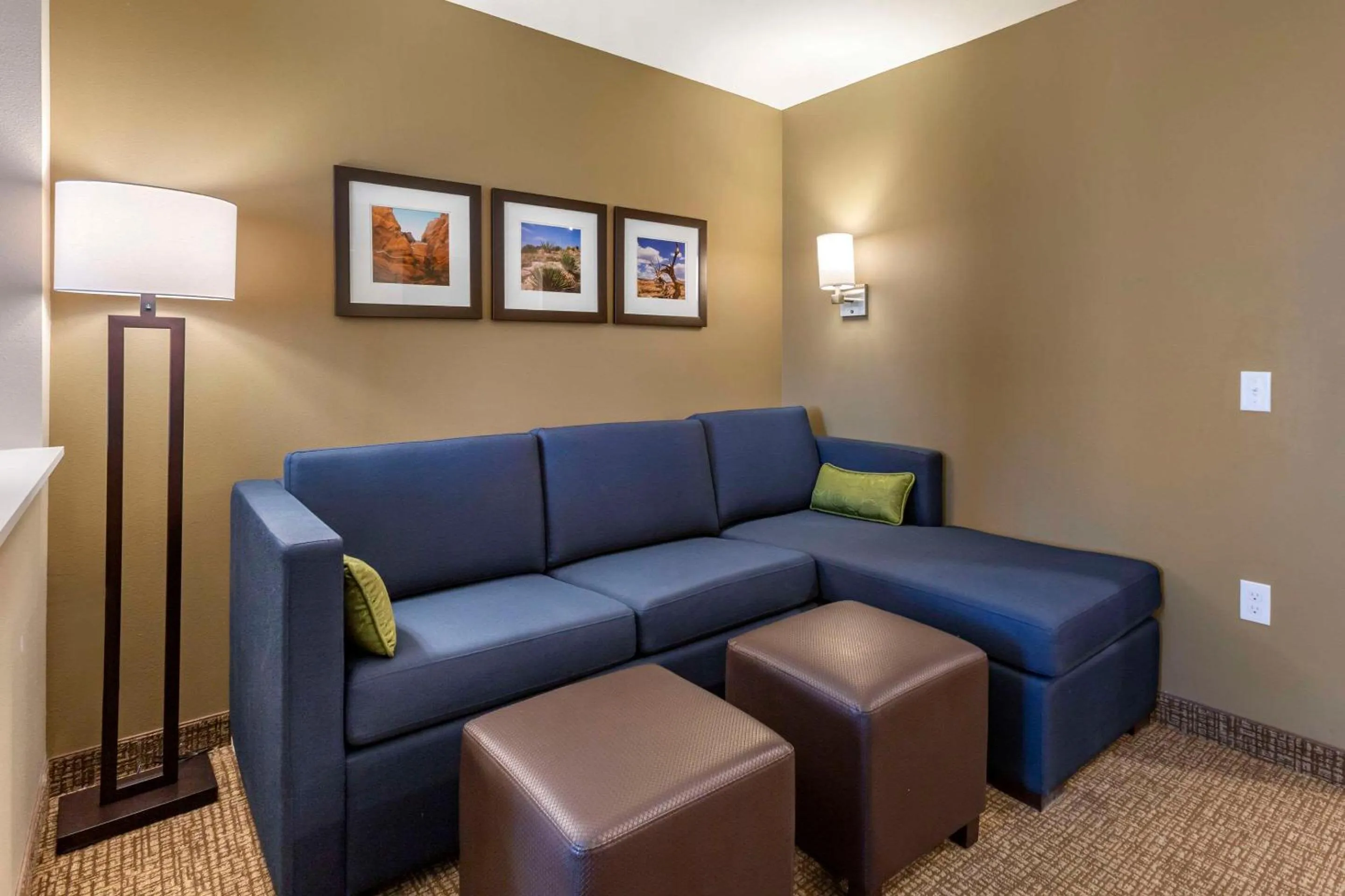 Bedroom in Comfort Suites Albuquerque Airport