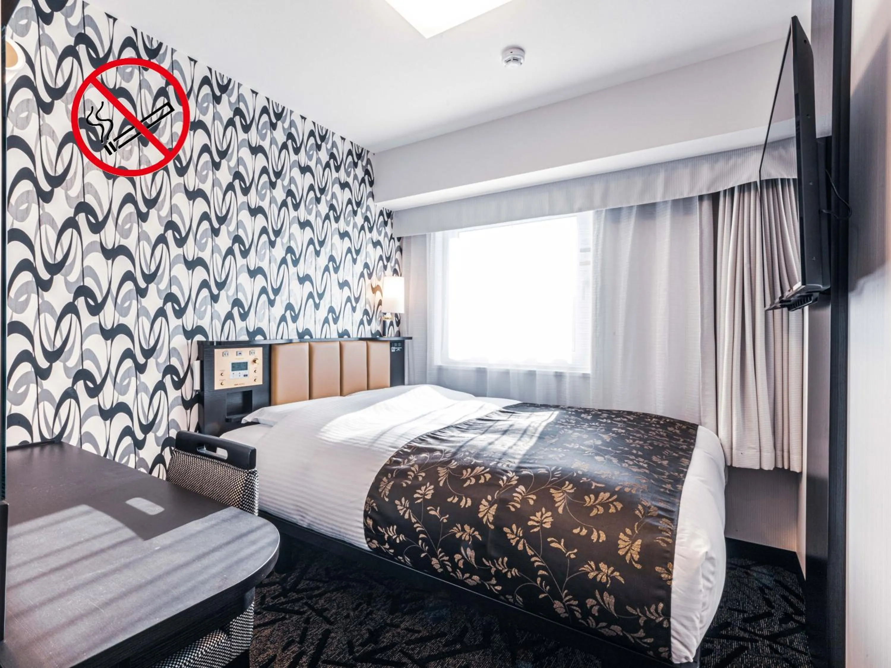 Photo of the whole room, Bed in APA Hotel Shin Osaka Esaka Ekimae