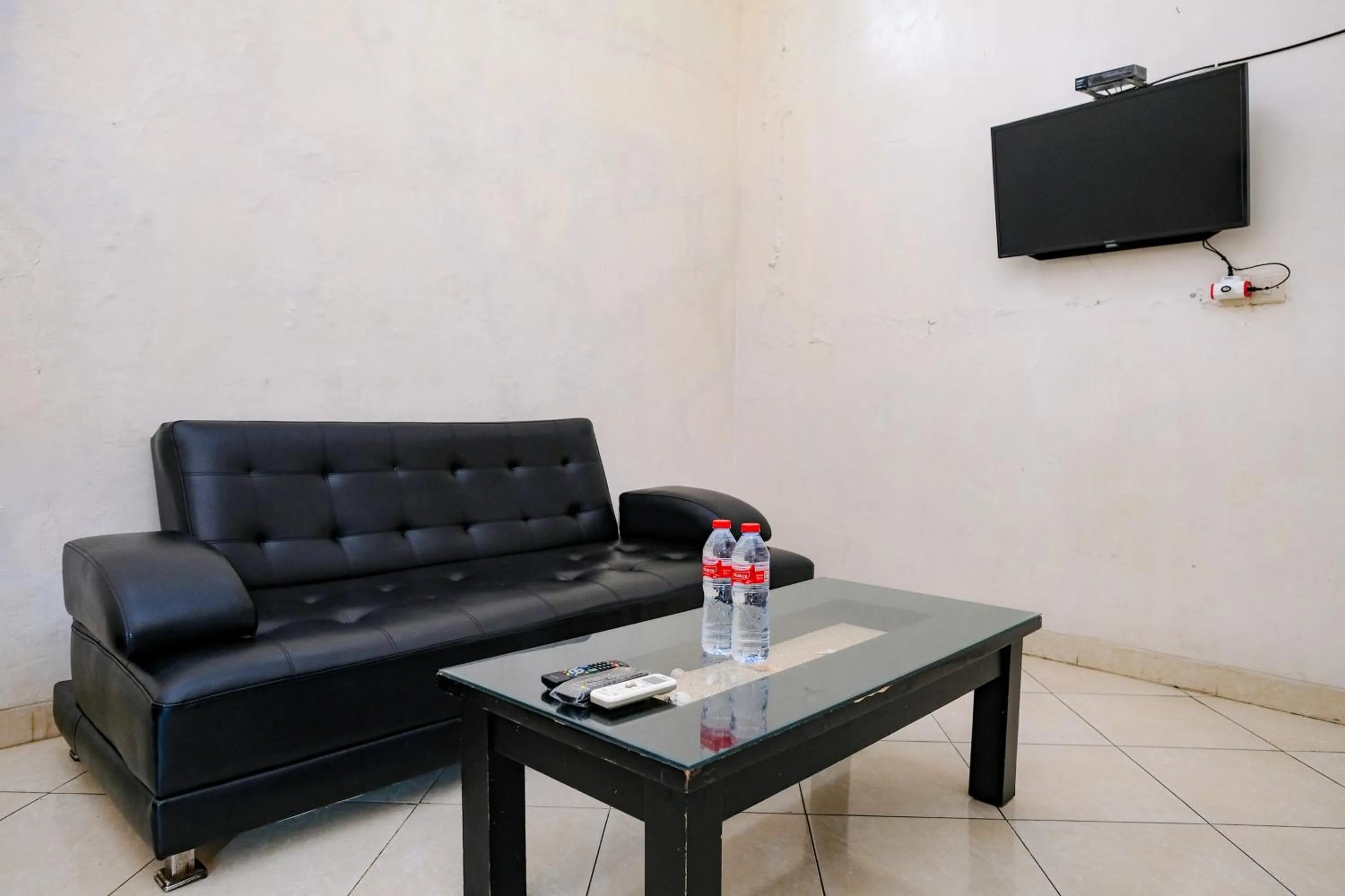 Seating area in RedDoorz Syariah near Alun Alun Kebumen