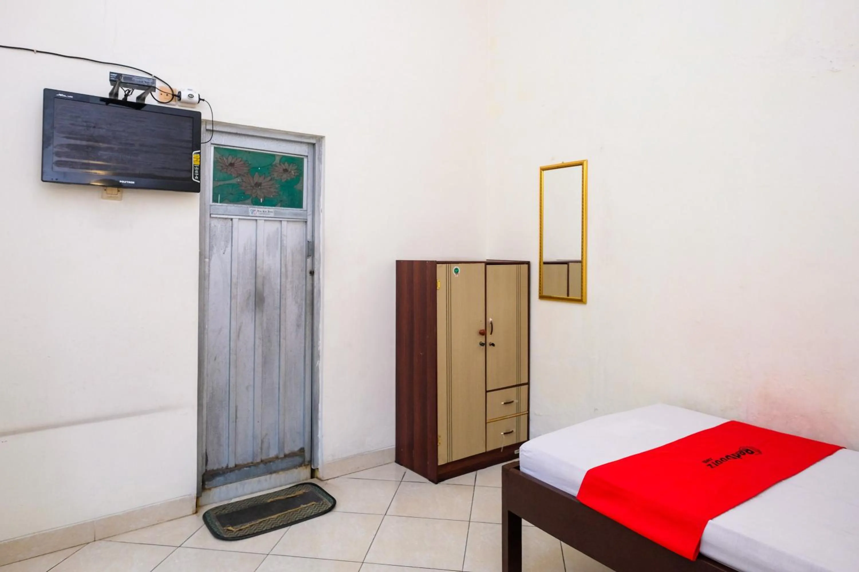 Bedroom, Bed in RedDoorz Syariah near Alun Alun Kebumen