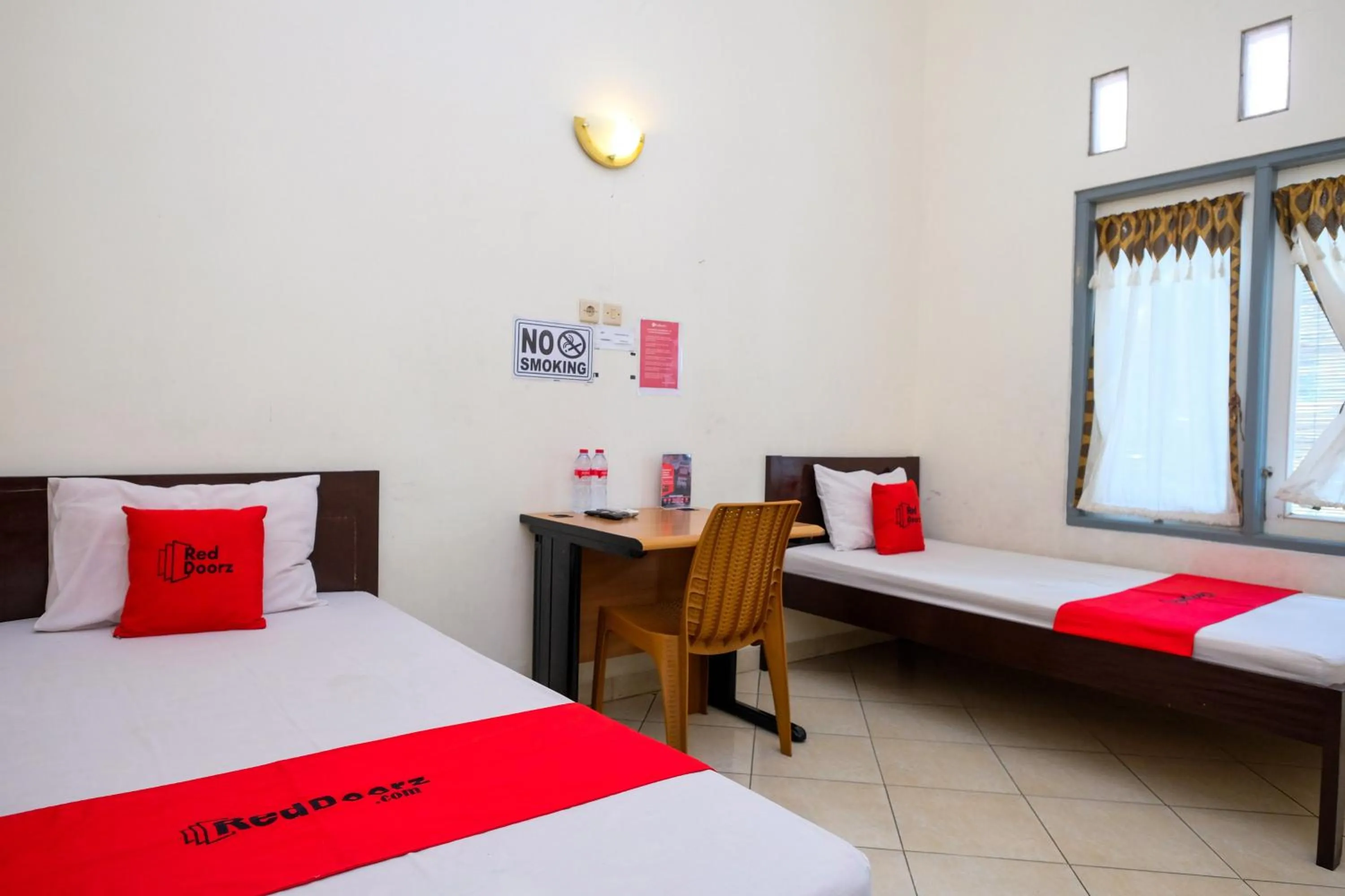 Bedroom, Bed in RedDoorz Syariah near Alun Alun Kebumen