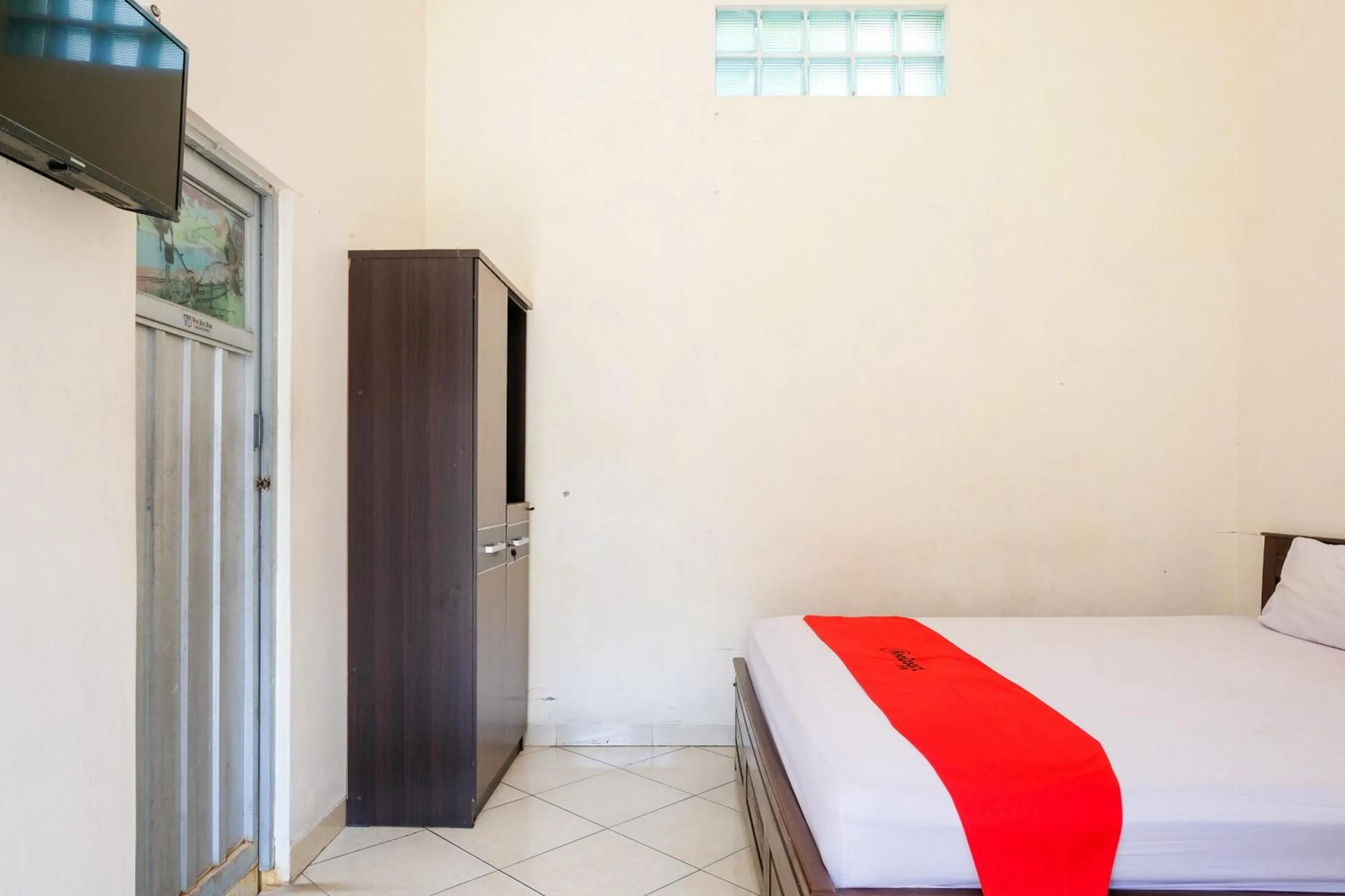 Bedroom, Bed in RedDoorz Syariah near Alun Alun Kebumen