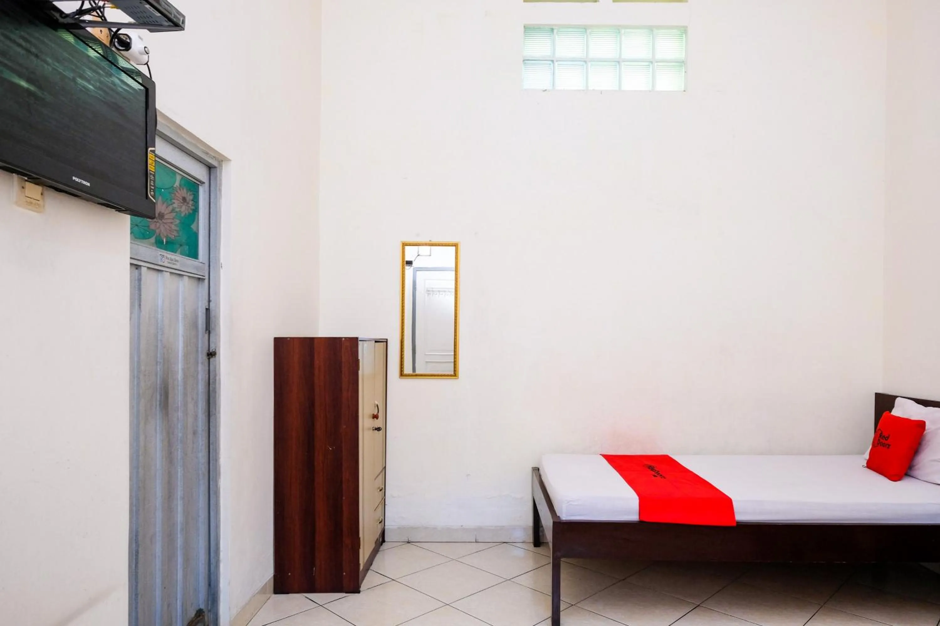 Bedroom, Bed in RedDoorz Syariah near Alun Alun Kebumen