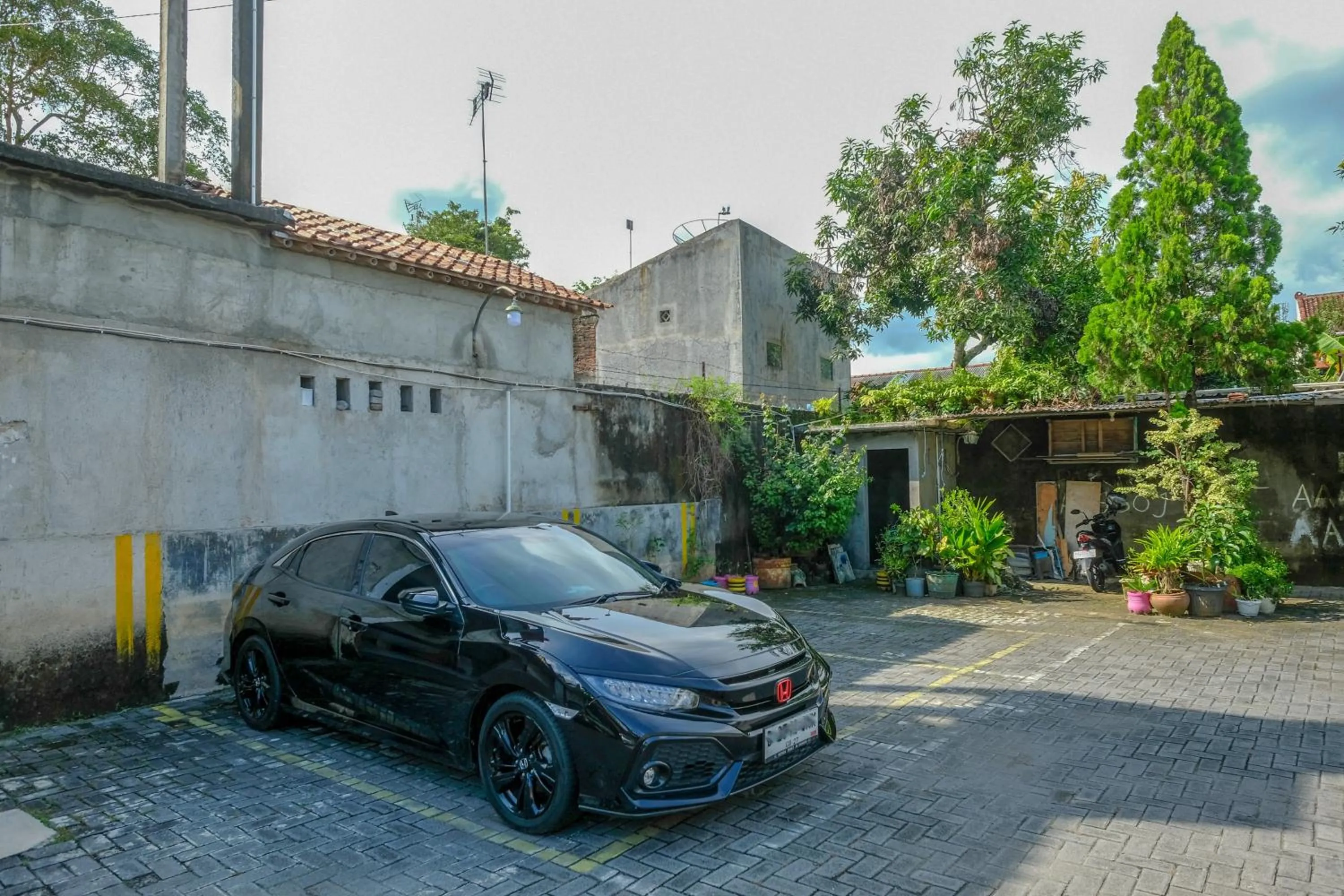Parking in RedDoorz Syariah near Alun Alun Kebumen