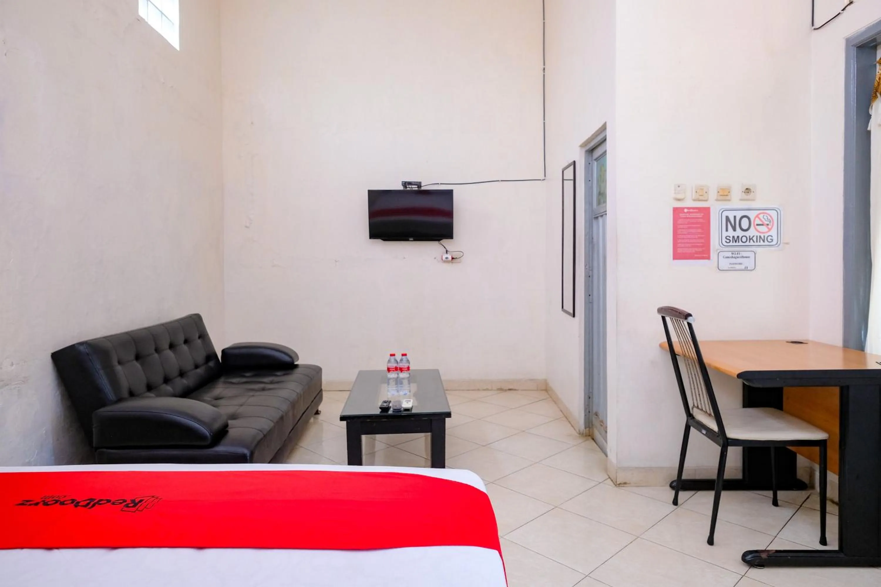 Bedroom, Bed in RedDoorz Syariah near Alun Alun Kebumen