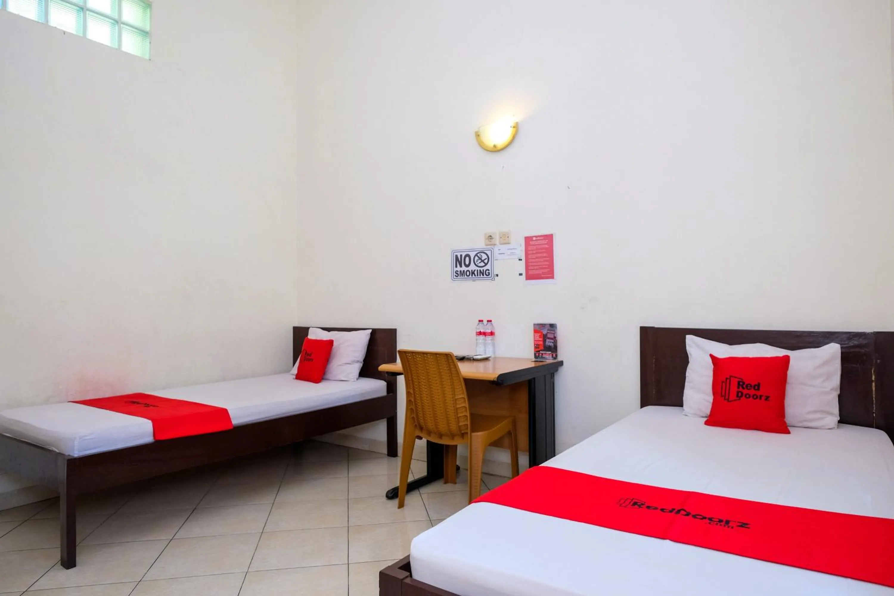 Bedroom, Bed in RedDoorz Syariah near Alun Alun Kebumen