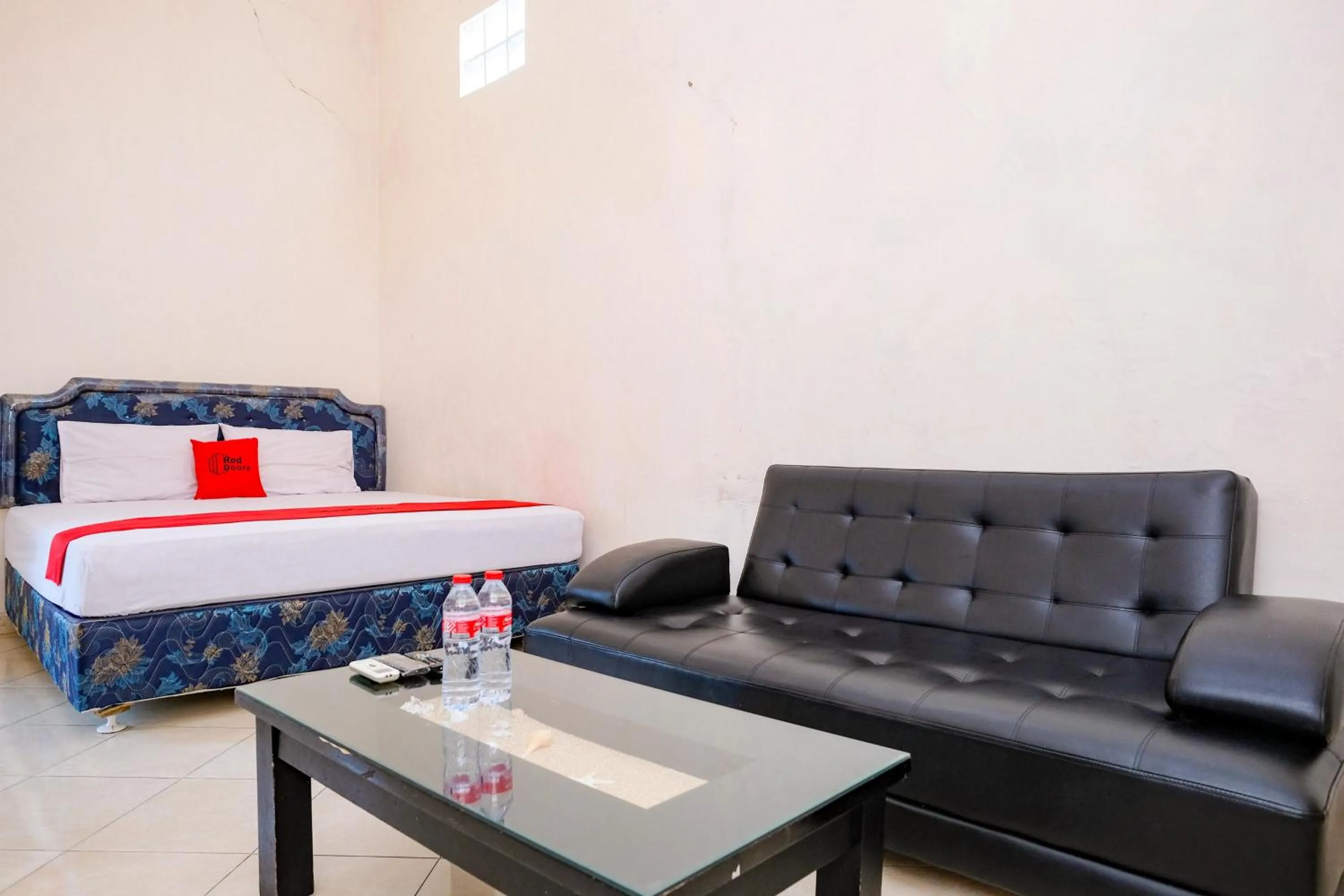 Bedroom, Bed in RedDoorz Syariah near Alun Alun Kebumen