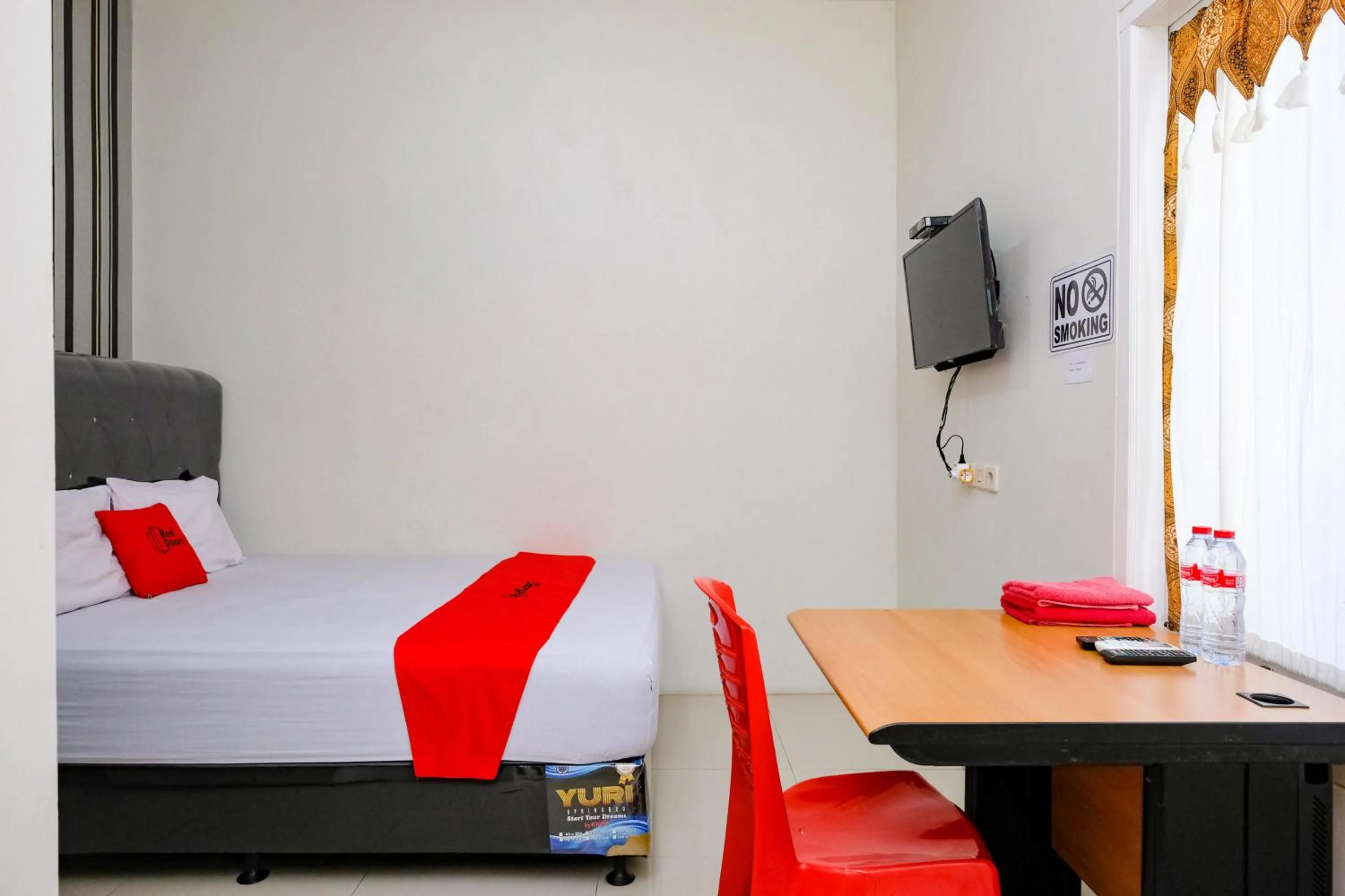 Bedroom, Bed in RedDoorz Syariah near Alun Alun Kebumen