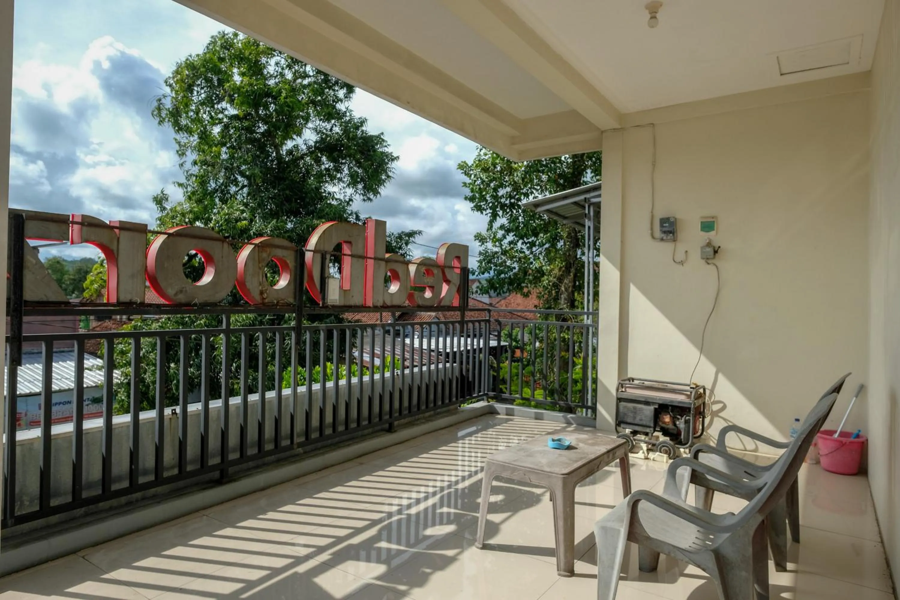 Seating area in RedDoorz Syariah near Alun Alun Kebumen