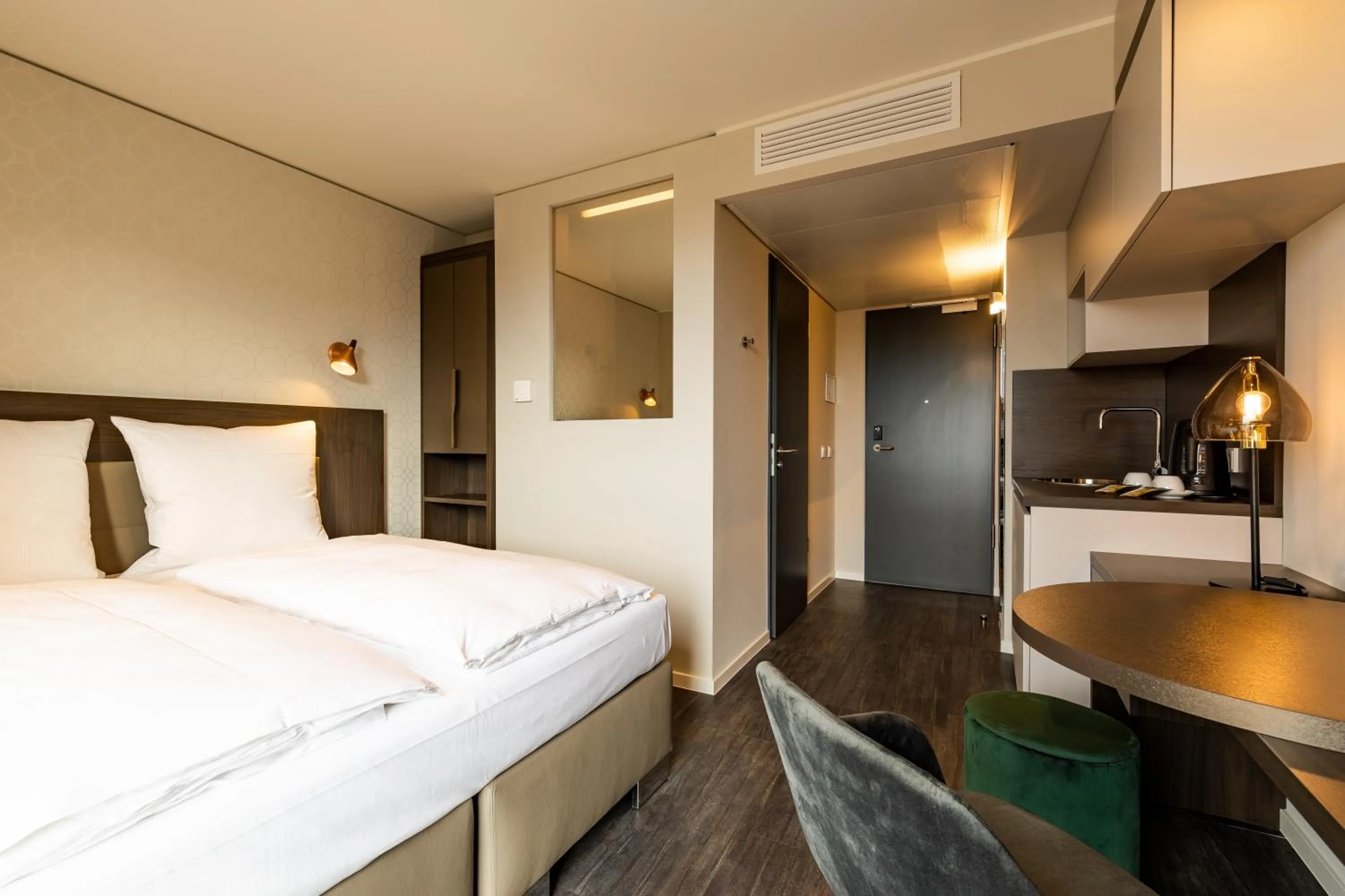 Photo of the whole room, Bed in MASEVEN München Messe Trudering