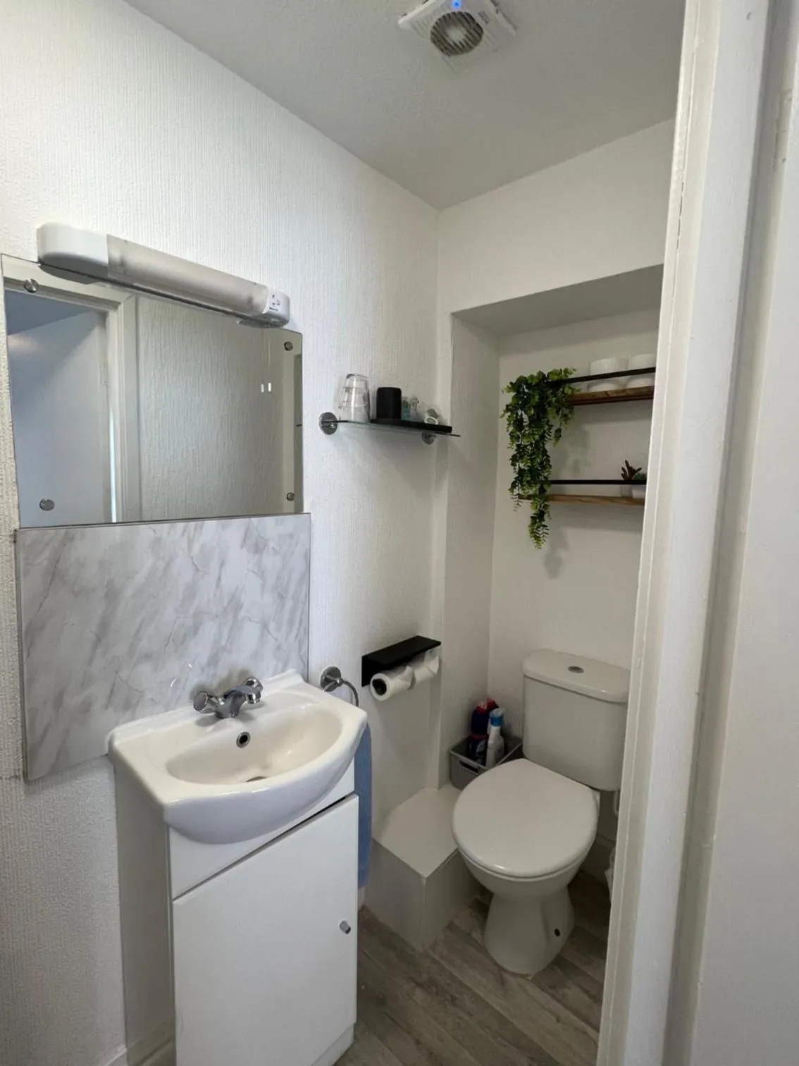 Bathroom in Lindholme Guest House