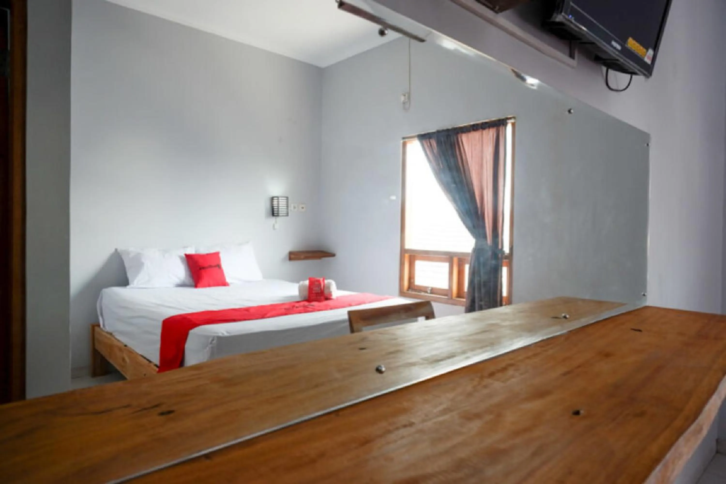 Bedroom, Bed in RedDoorz Syariah near Kawasan Sam Poo Kong 2