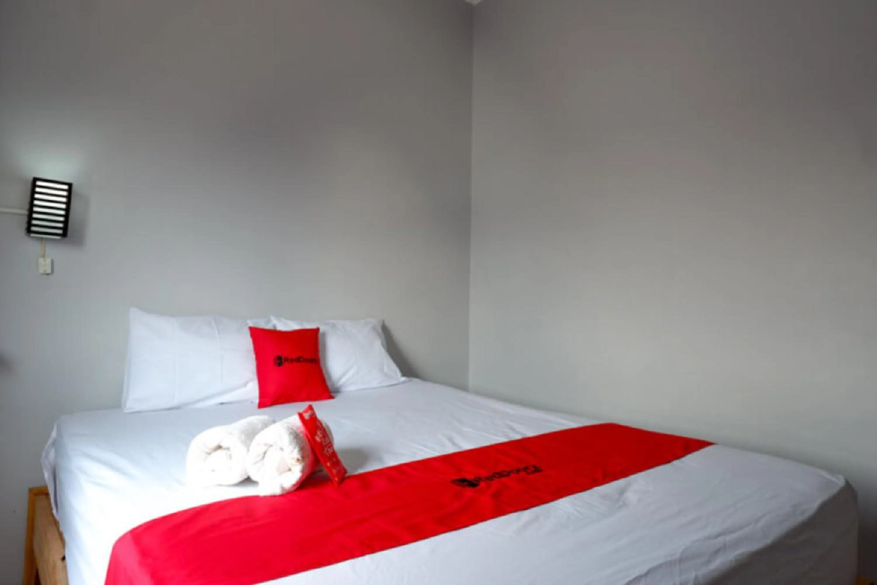 Bedroom, Bed in RedDoorz Syariah near Kawasan Sam Poo Kong 2