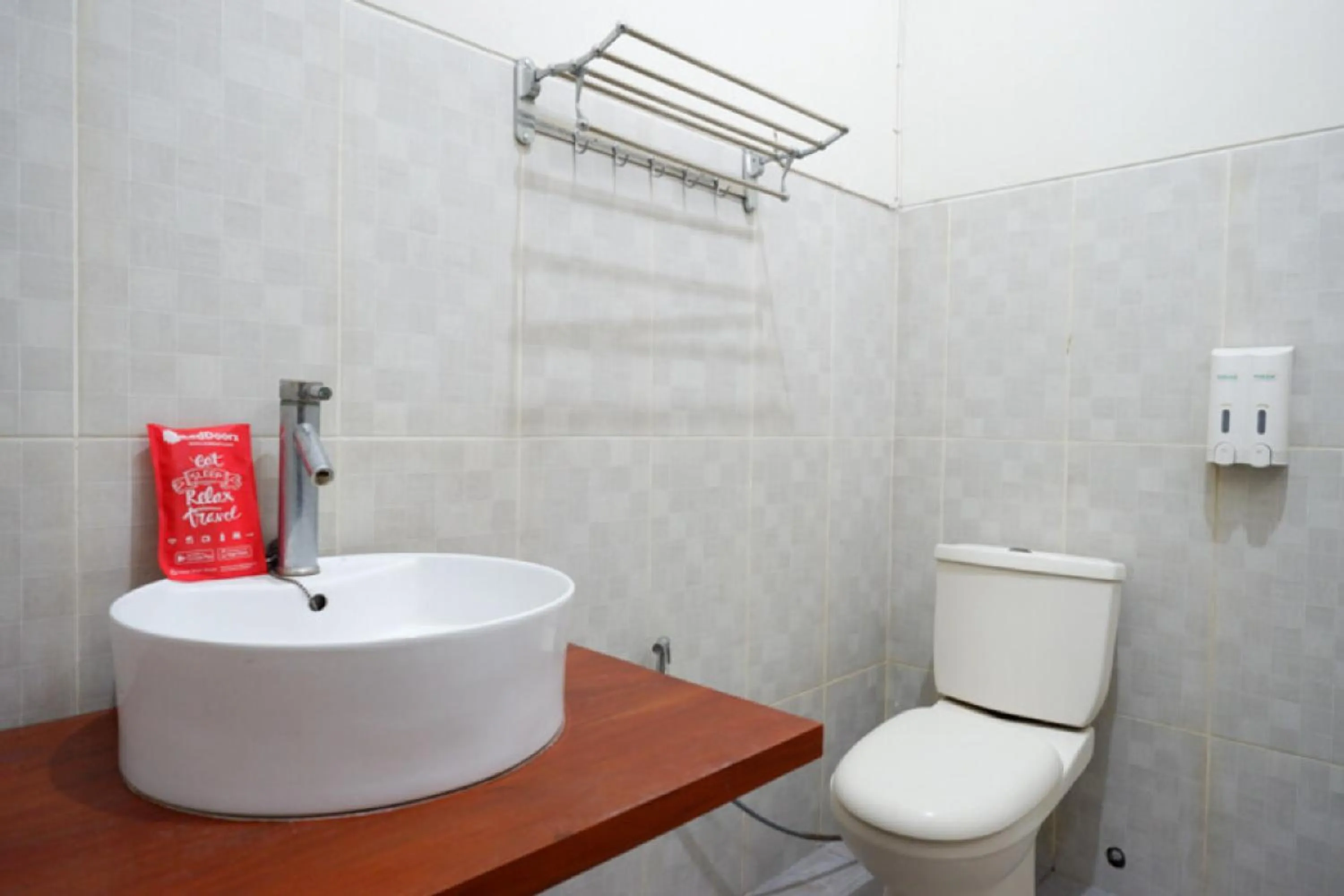 Bathroom in RedDoorz Syariah near Kawasan Sam Poo Kong 2