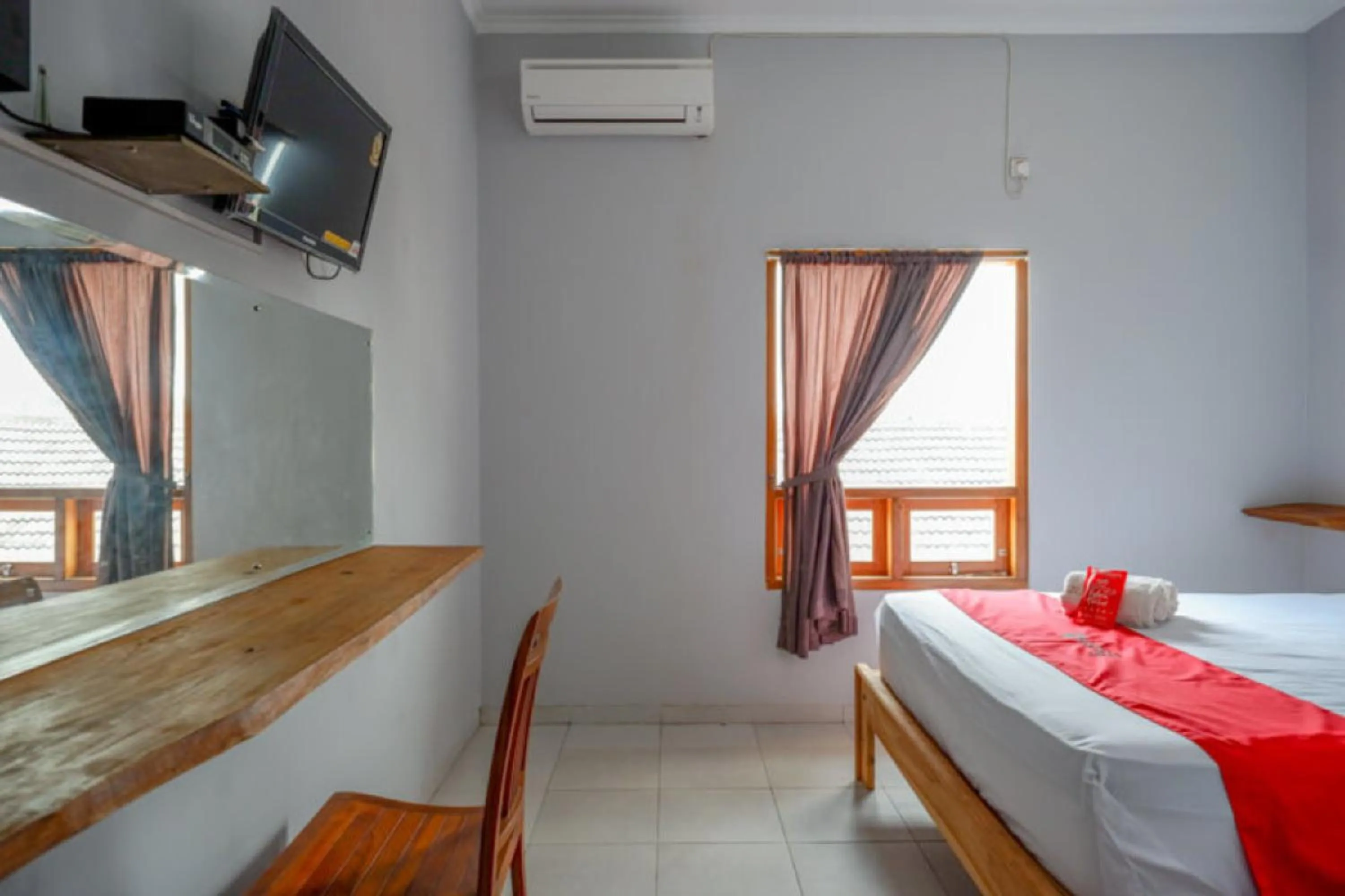 TV and multimedia, Bed in RedDoorz Syariah near Kawasan Sam Poo Kong 2