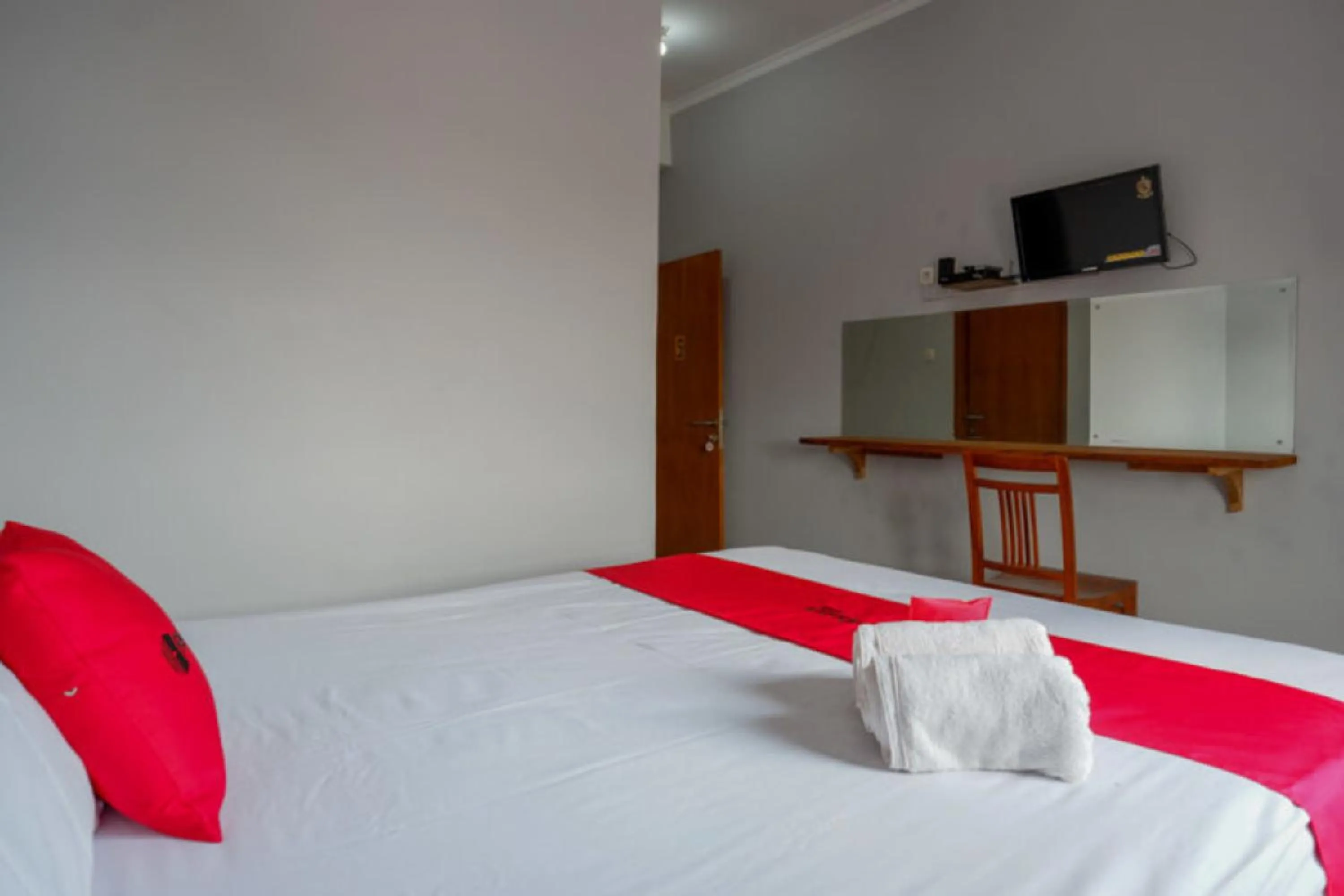 TV and multimedia, Bed in RedDoorz Syariah near Kawasan Sam Poo Kong 2