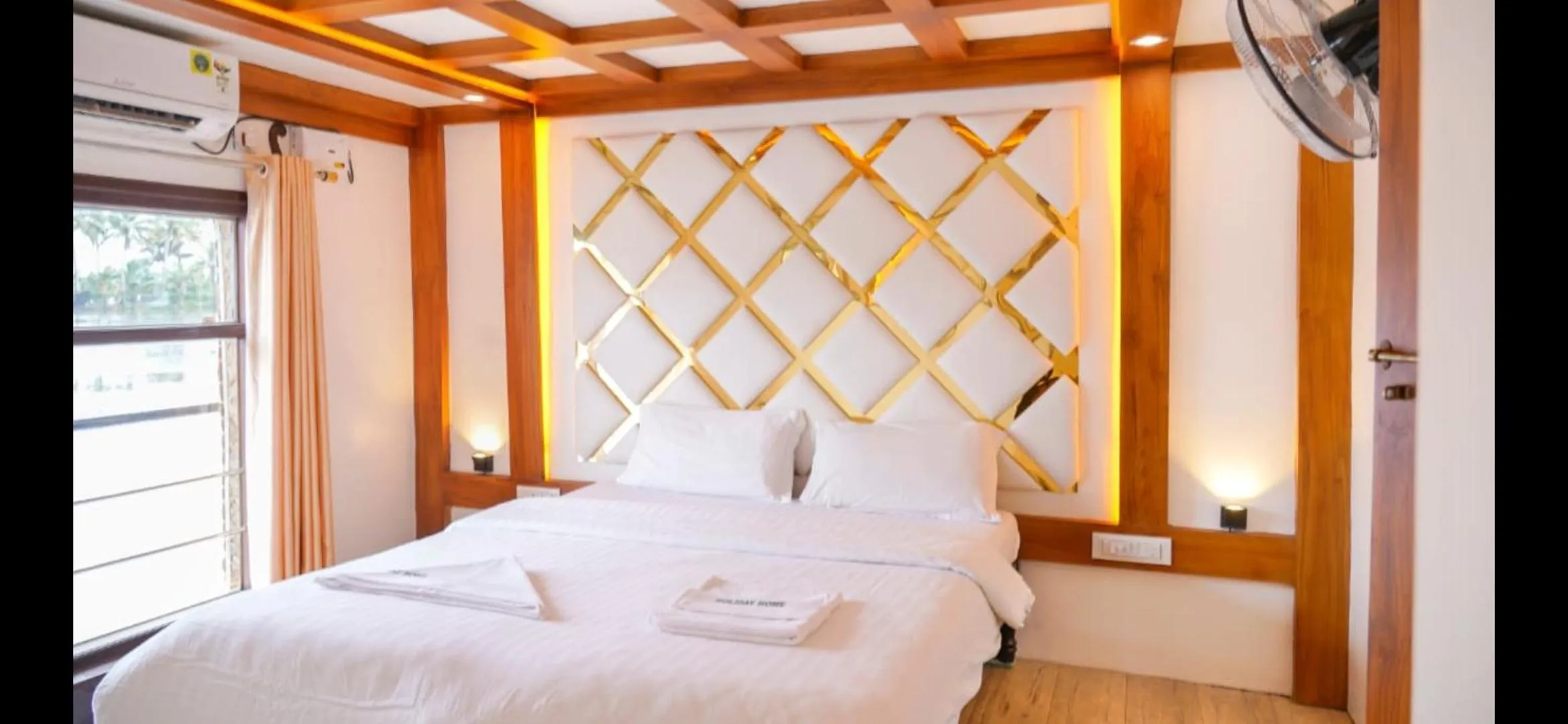 Bedroom, Bed in Cosy Premium Houseboats