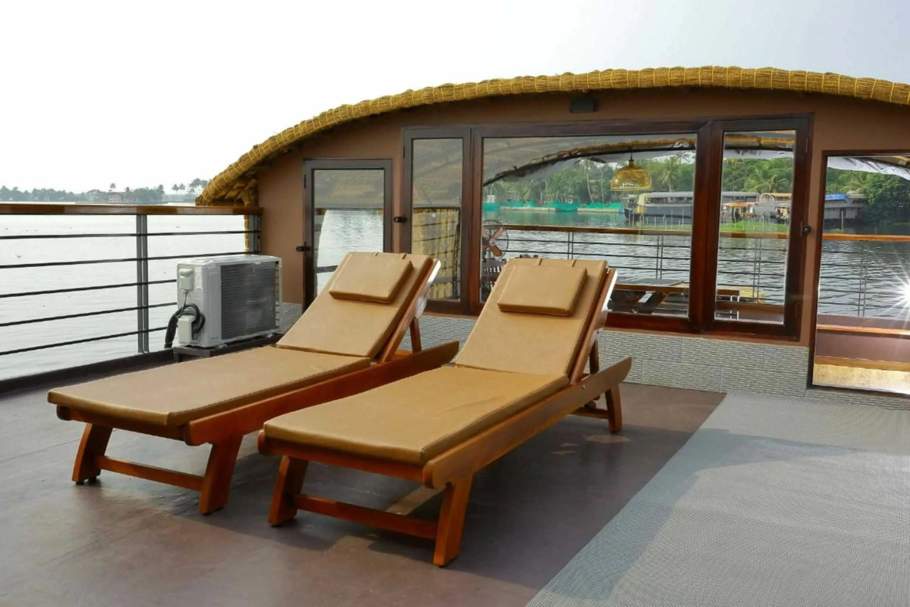 sunbed in Cosy Premium Houseboats