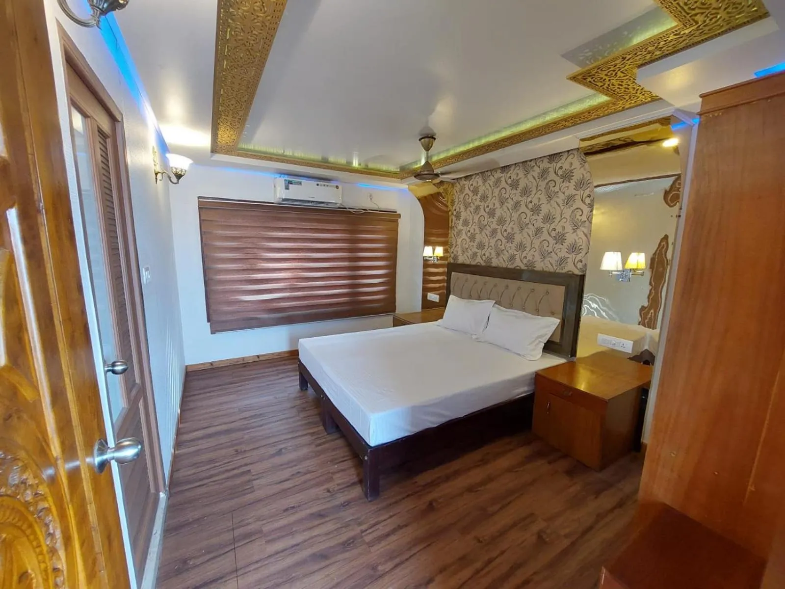Bedroom, Bed in Cosy Premium Houseboats