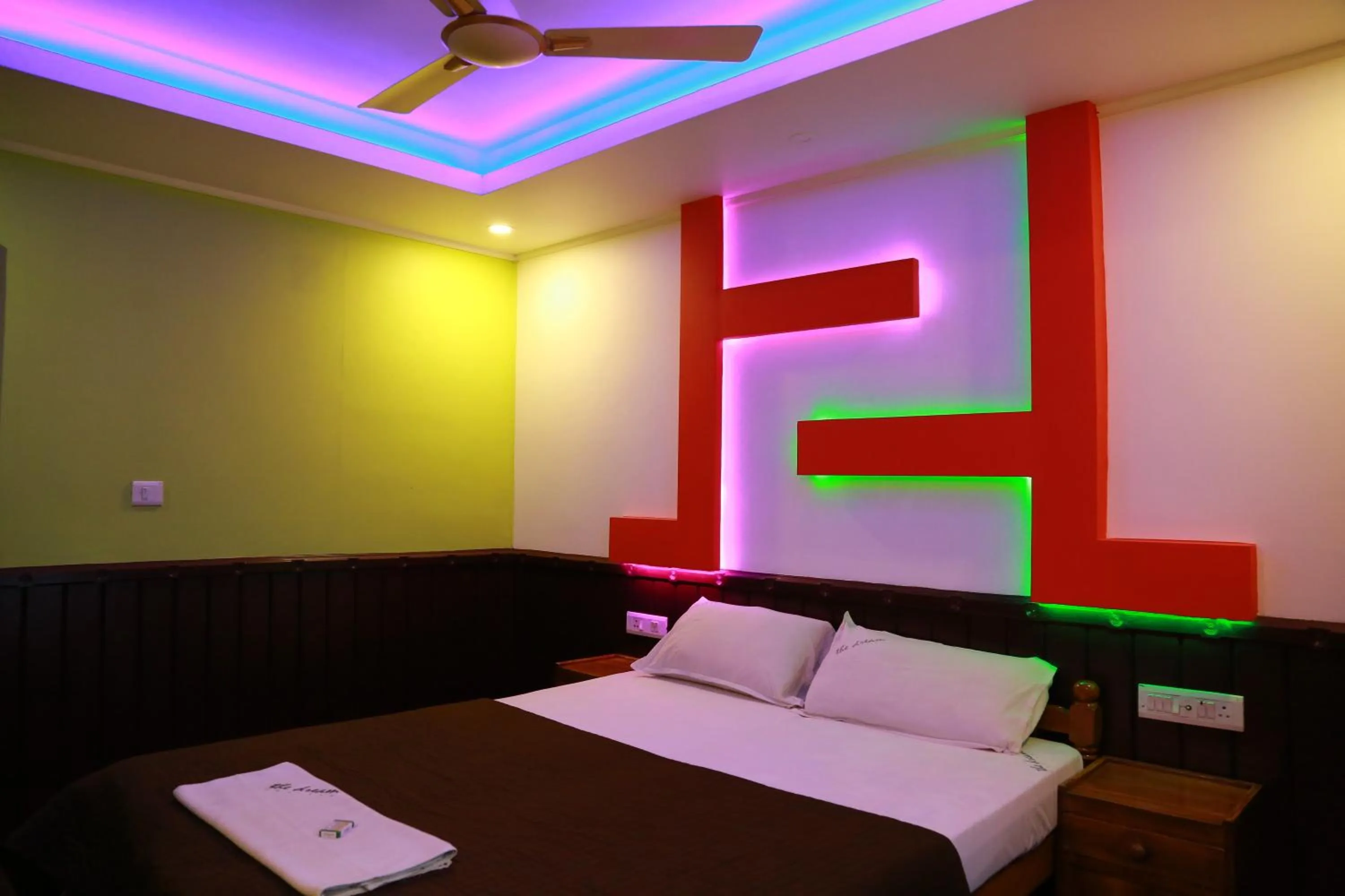 Bedroom, Bed in Cosy Premium Houseboats