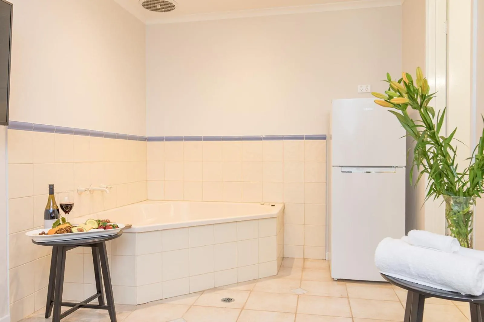 Bath in Mildura City Gate Motel