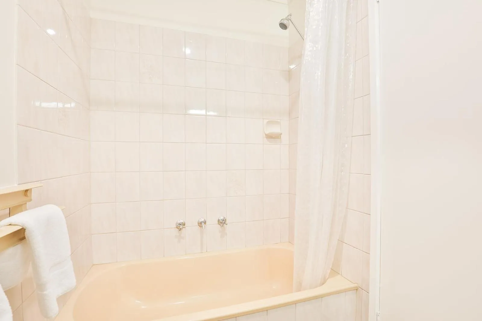 Bath in Mildura City Gate Motel