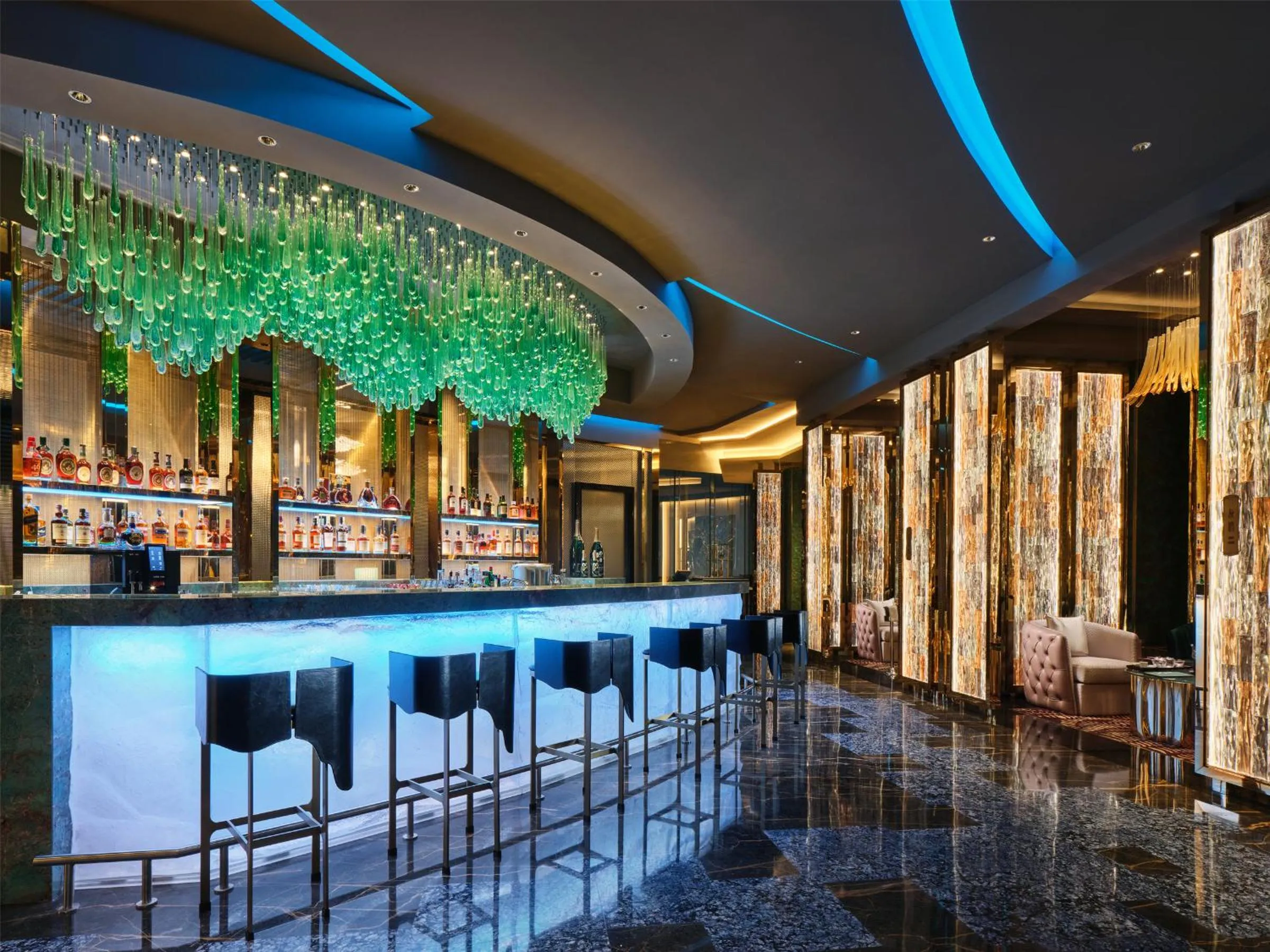 Restaurant/places to eat in J Hotel, Shanghai Tower - Above All Else, Overlooking the Bund