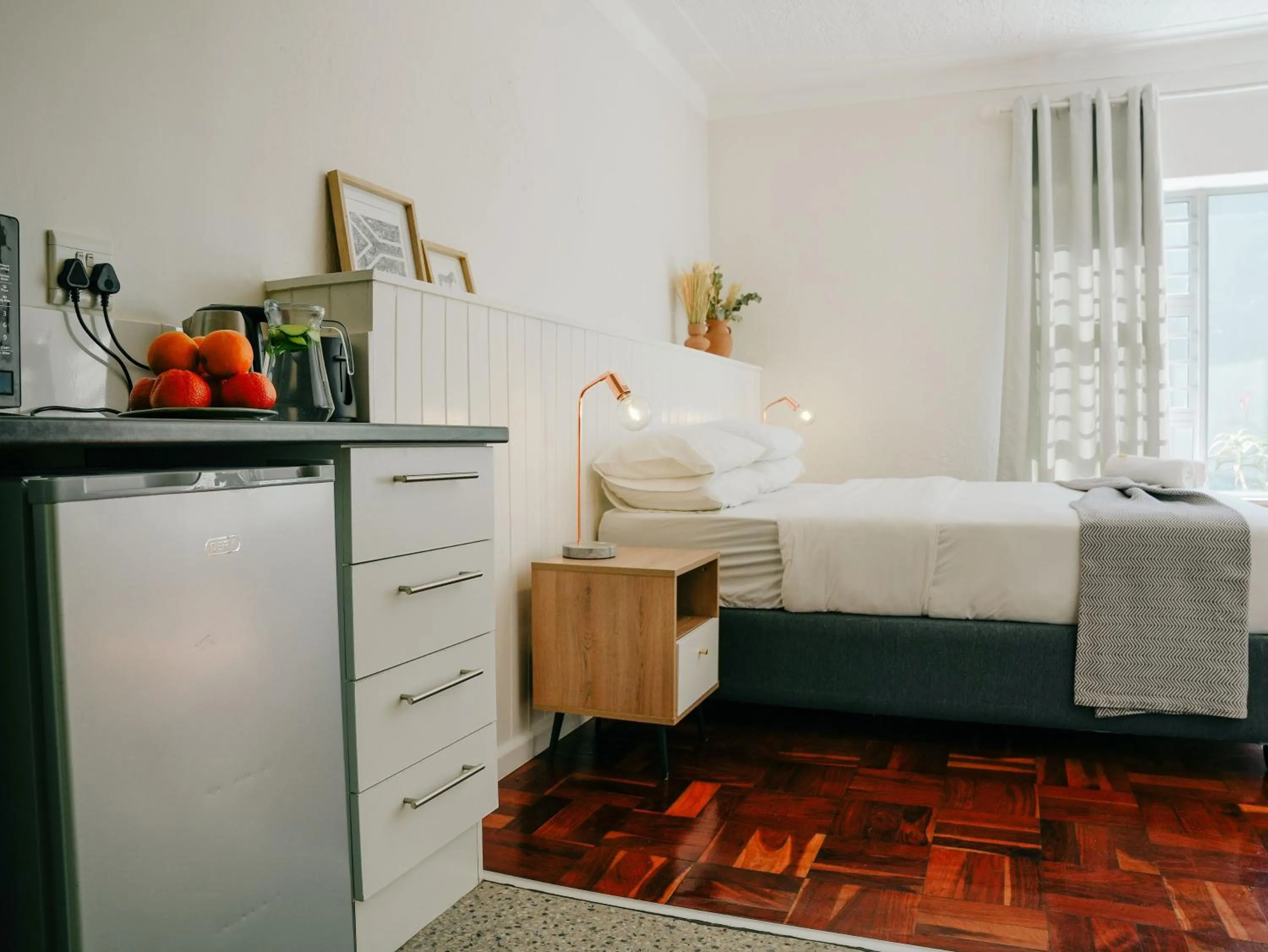 Kitchen or kitchenette, Bed in CURIOCITY Kloof Street