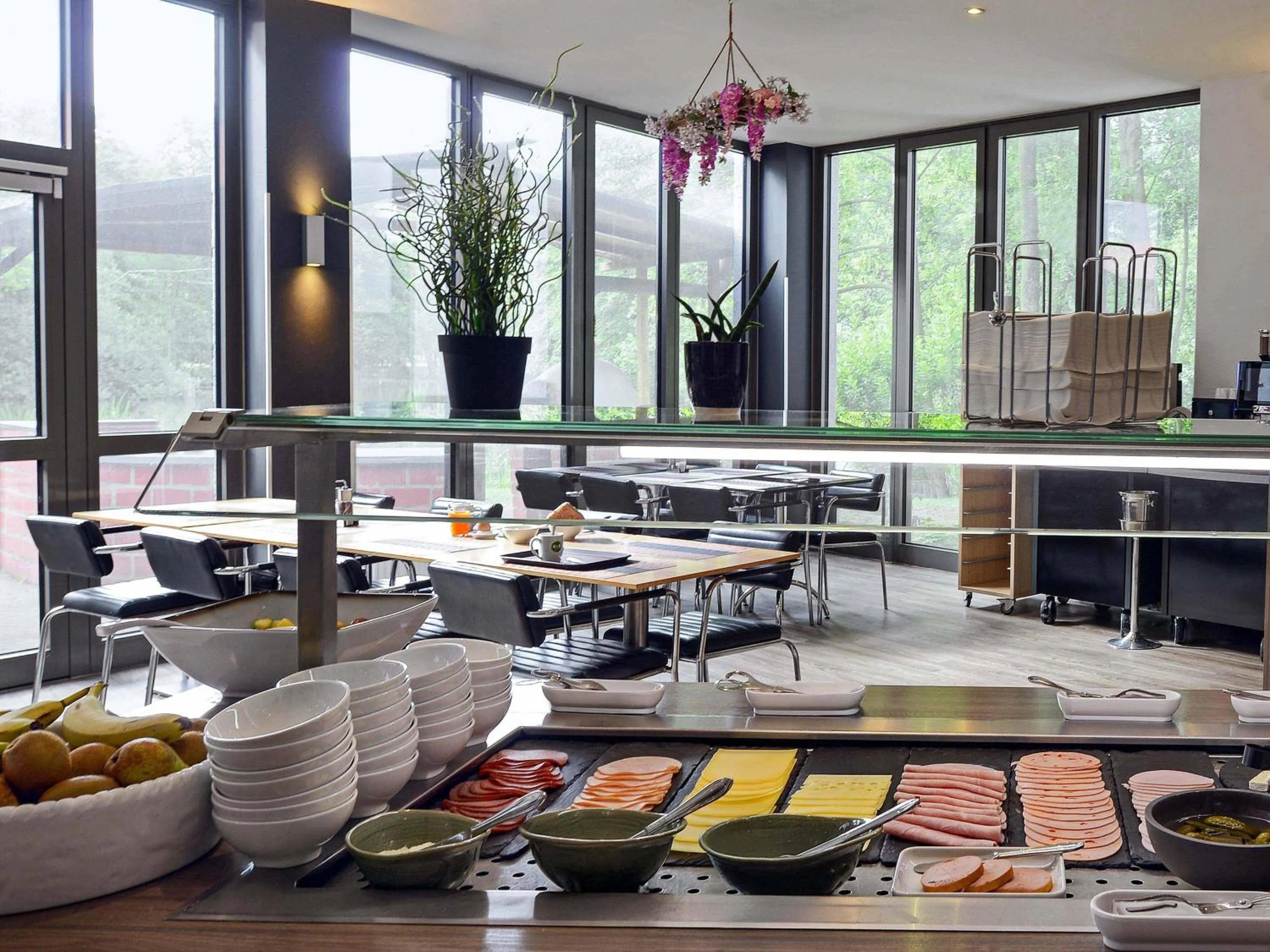 Restaurant/places to eat in B&B HOTEL Krefeld-Süd