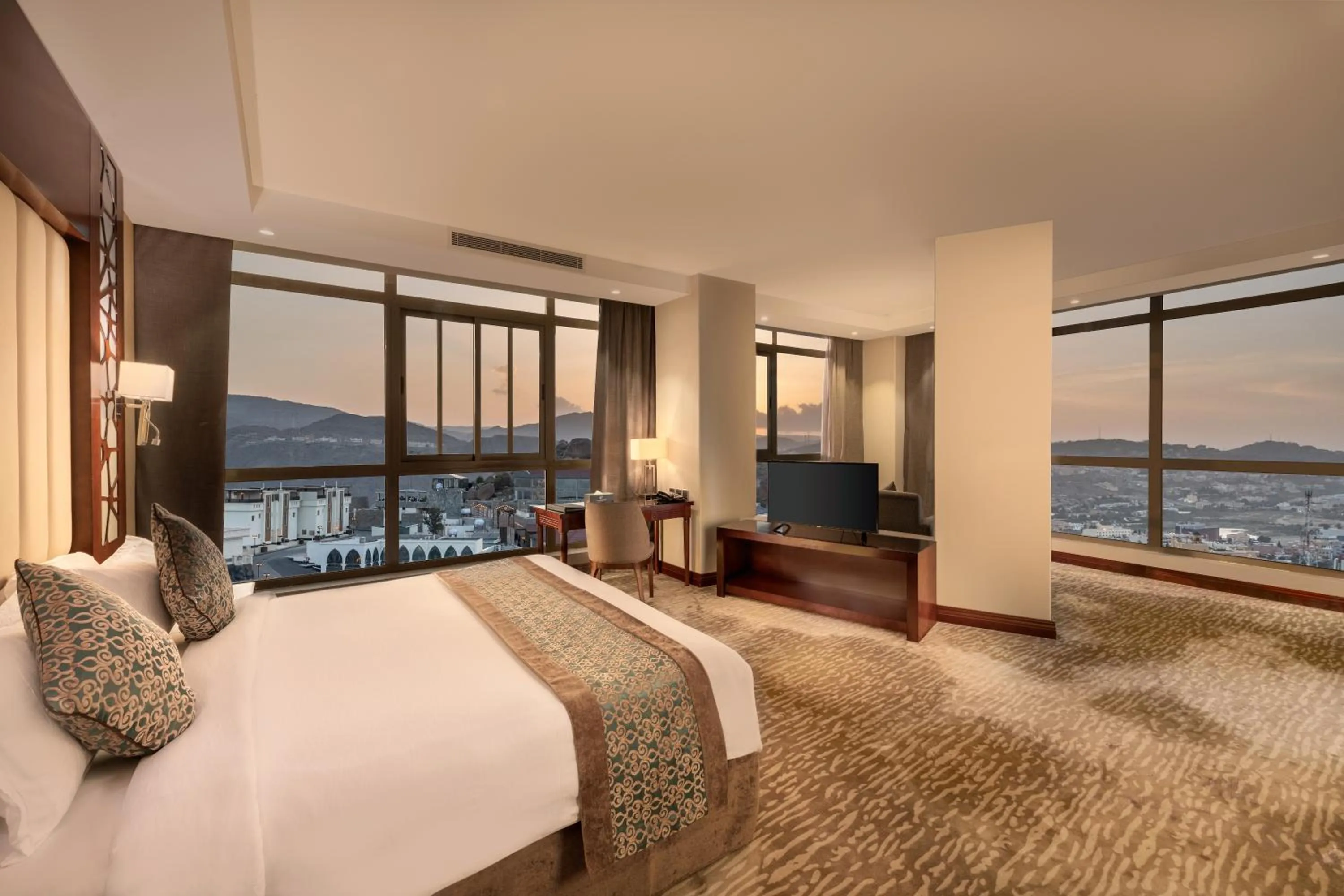 Bed in Sarwat Park Hotel