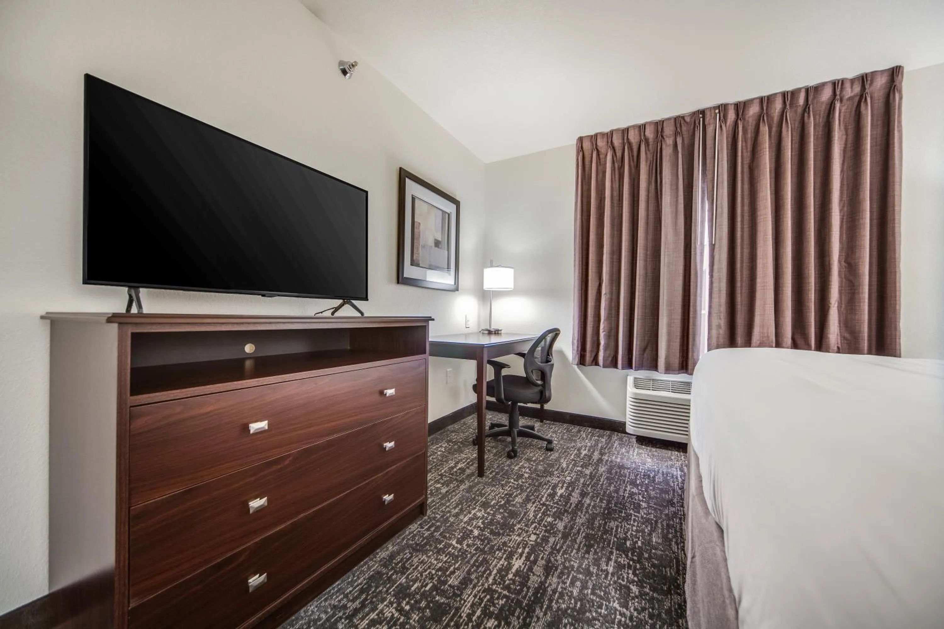 Bed in Cobblestone Hotel & Suites - Cozad