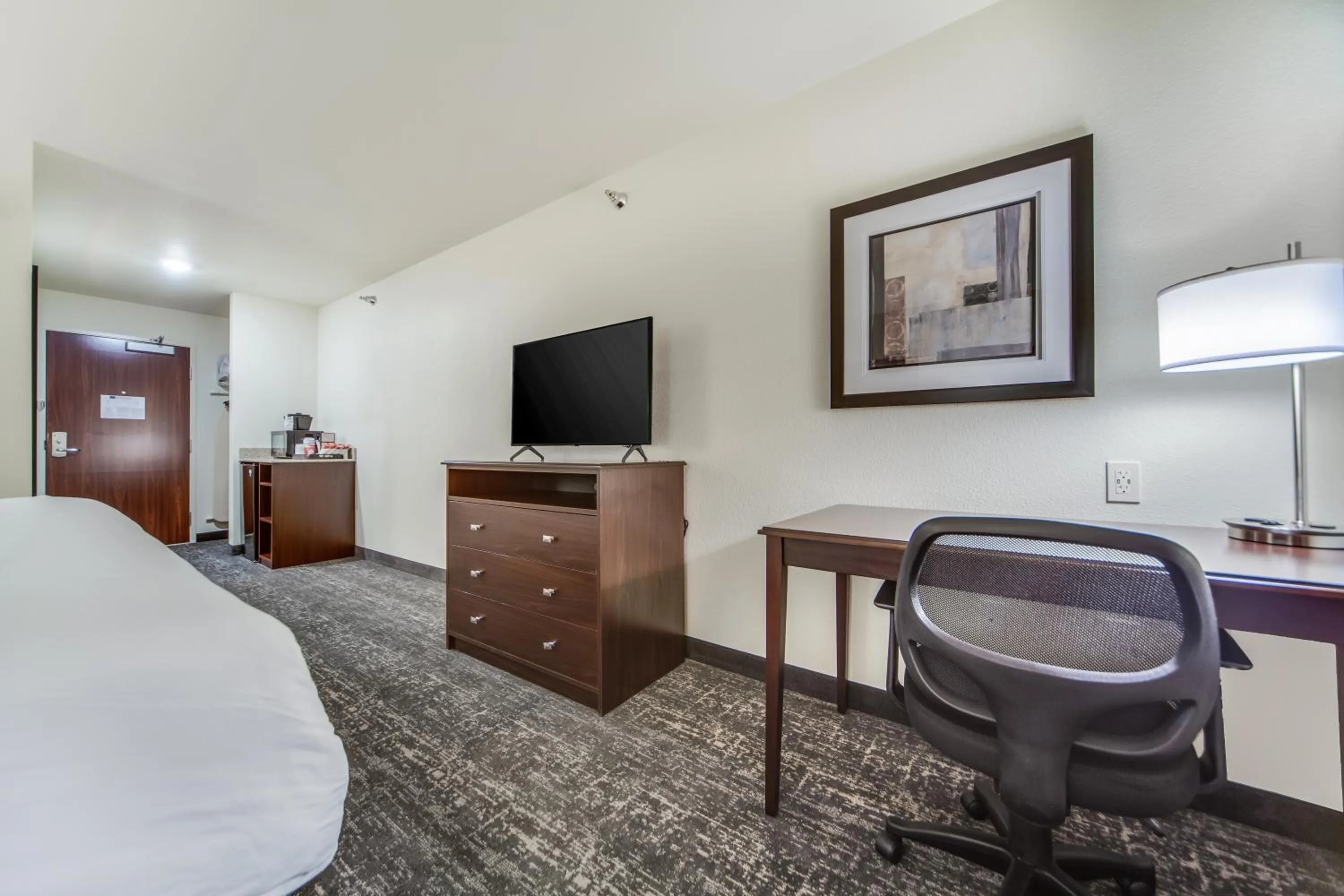 Coffee/tea facilities, Bed in Cobblestone Hotel & Suites - Cozad