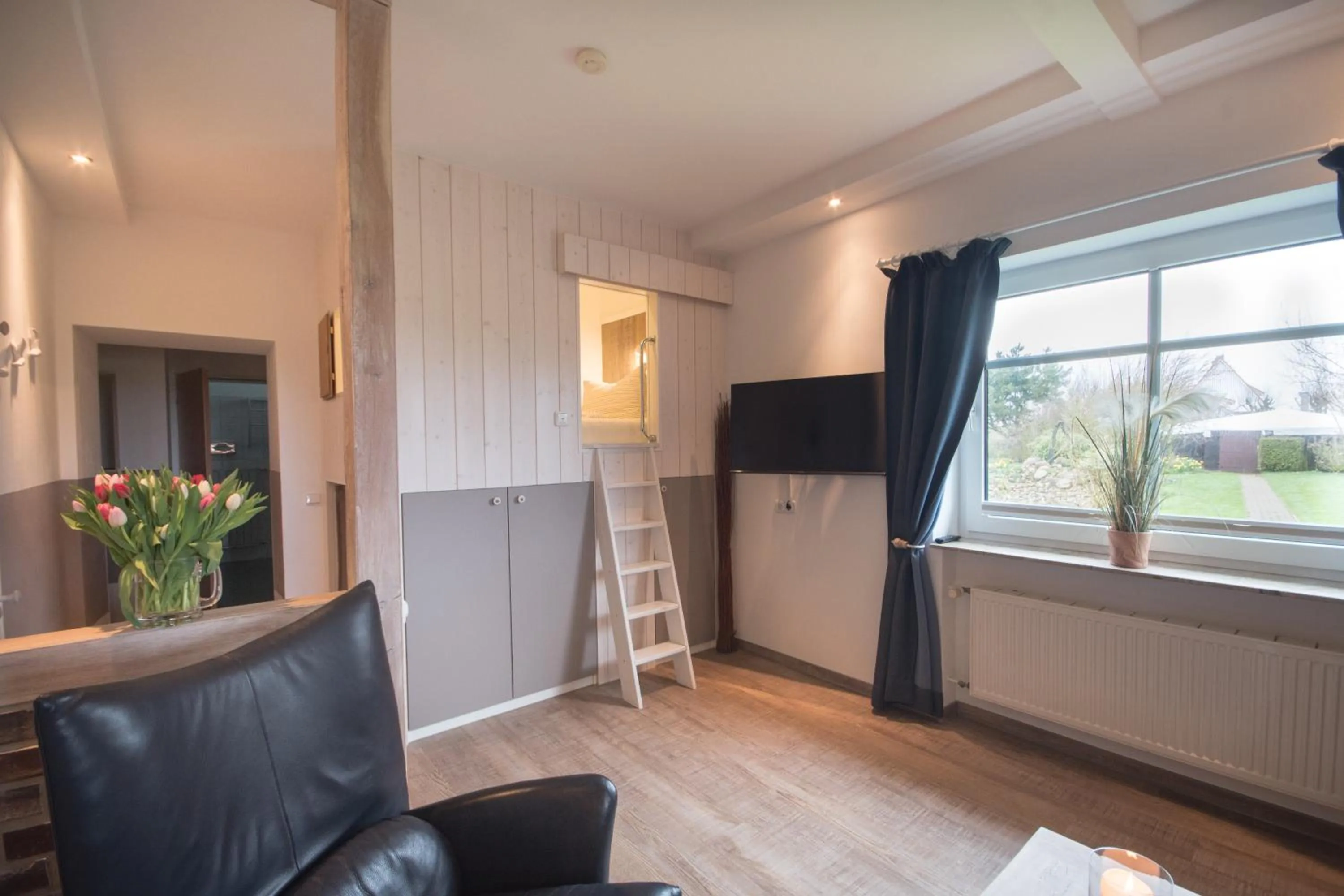 room service in Hotel Nige Hus