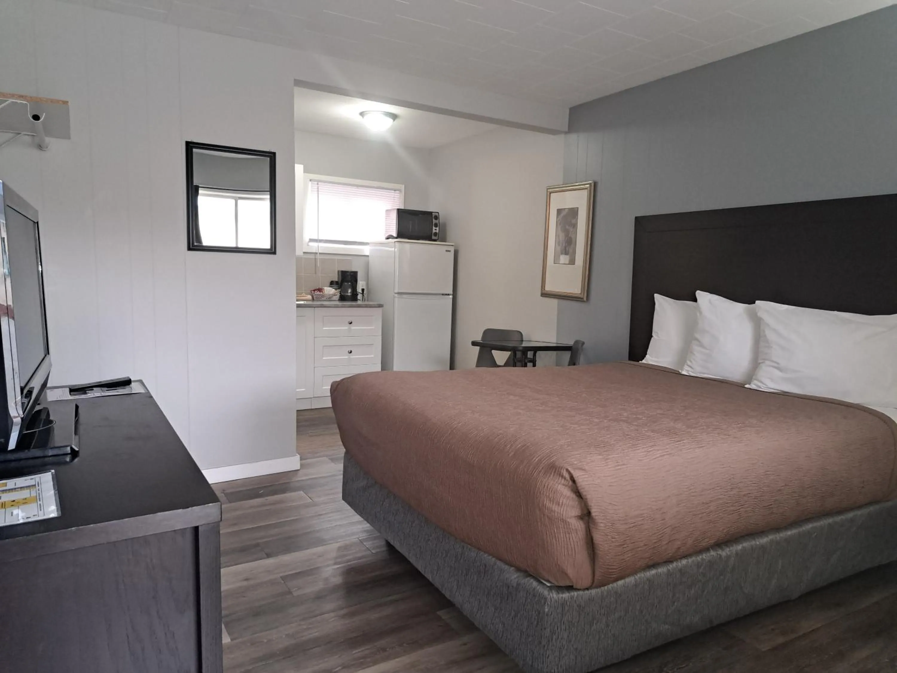 Kitchen or kitchenette, Bed in Richter Pass Beach Resort