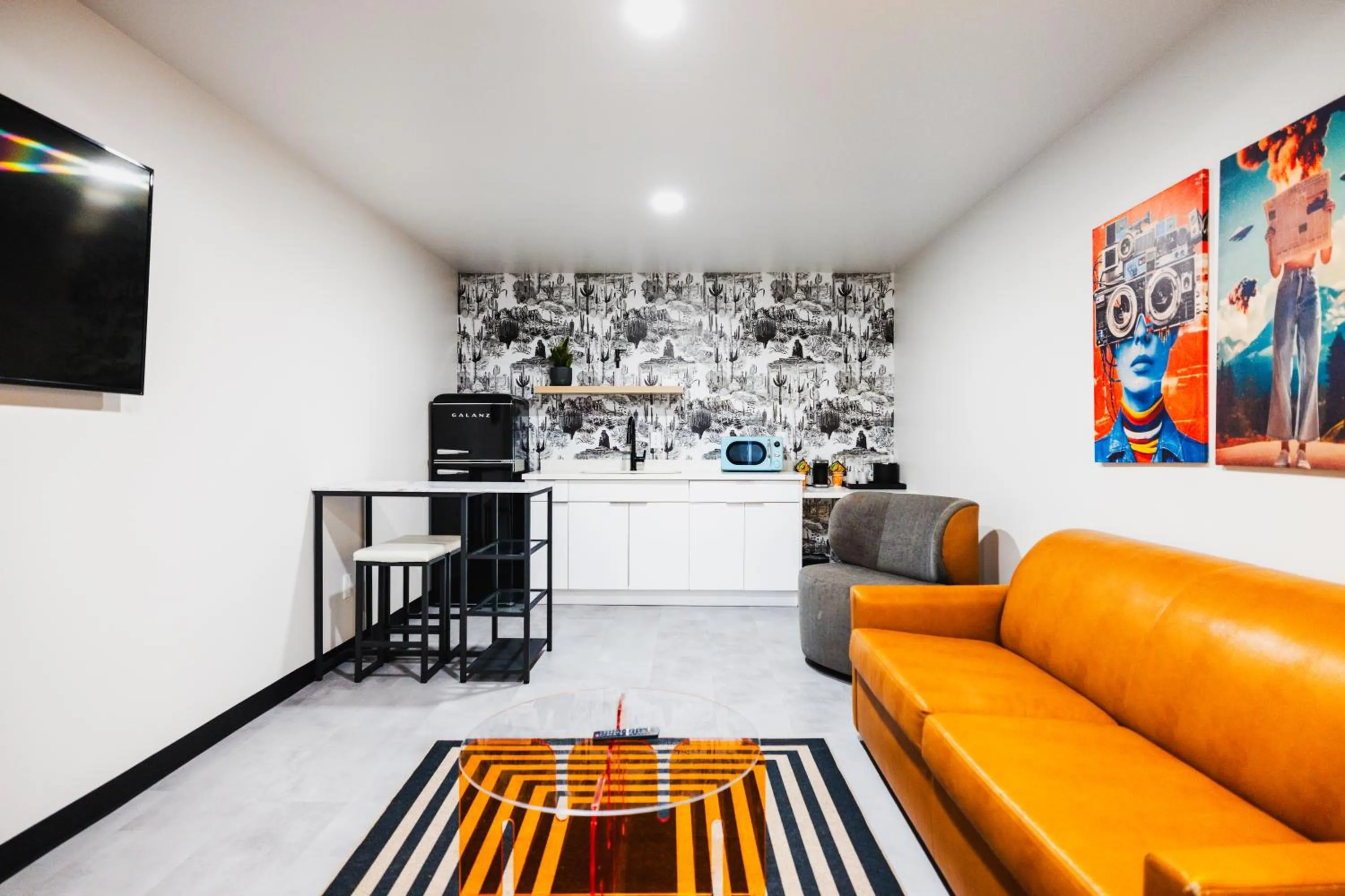 TV and multimedia in Heights House Hotel - Houston Heights Downtown, an Ascend Collection Hotel