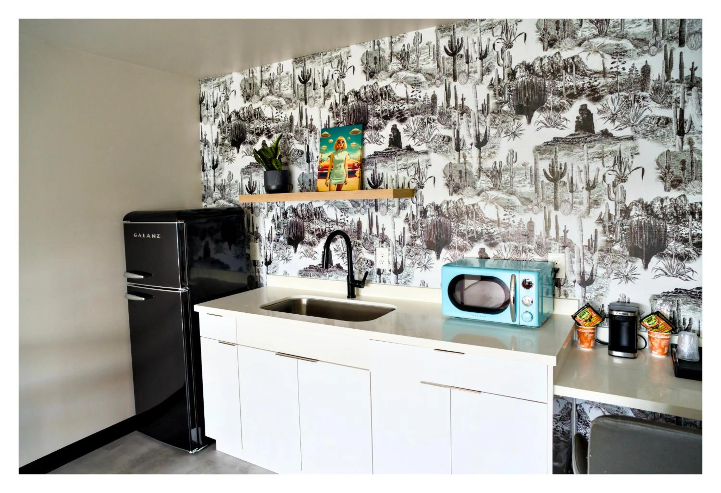 Kitchen or kitchenette in Heights House Hotel - Houston Heights Downtown, an Ascend Collection Hotel