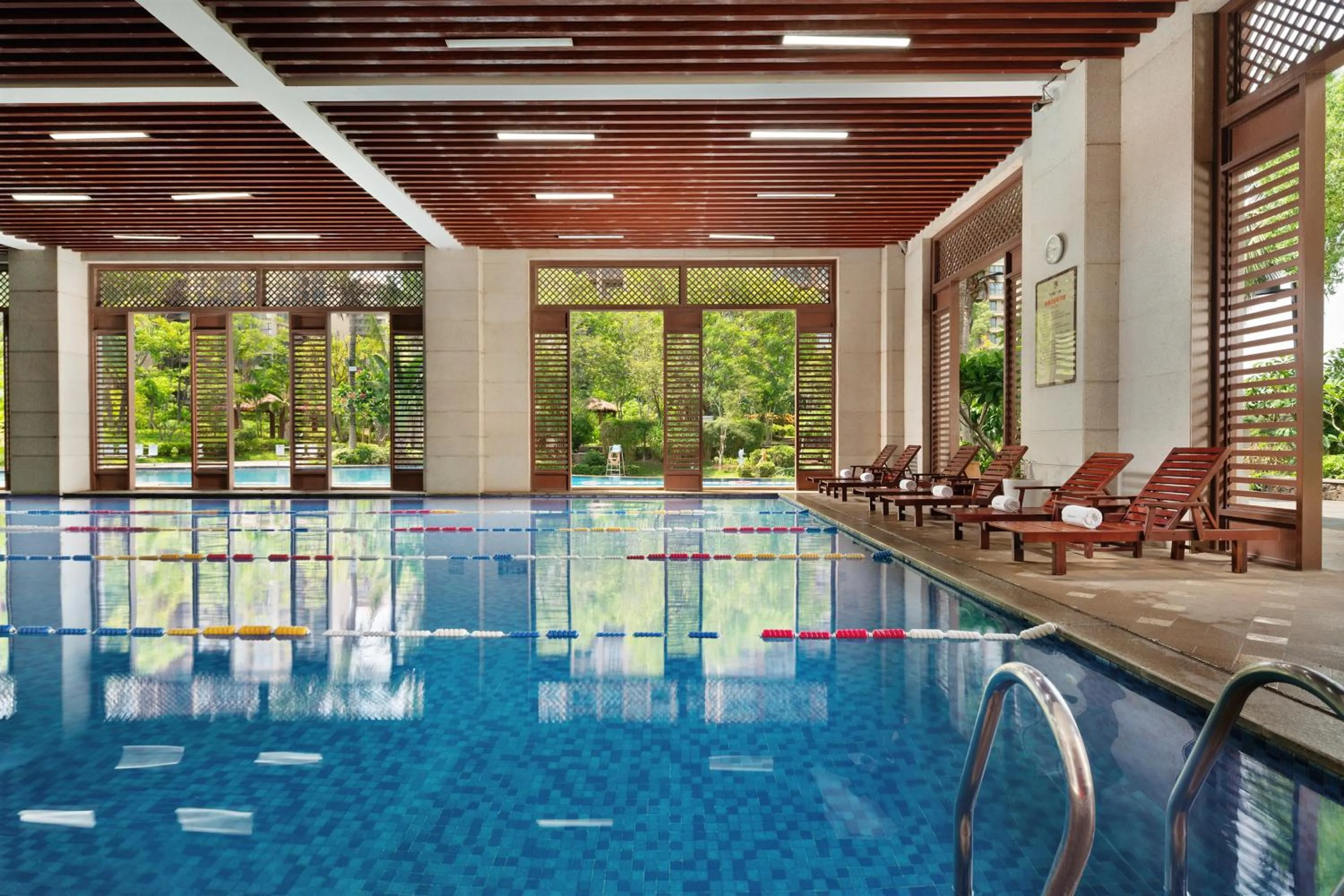 Swimming pool in Hampton by Hilton Nanhai Haikou