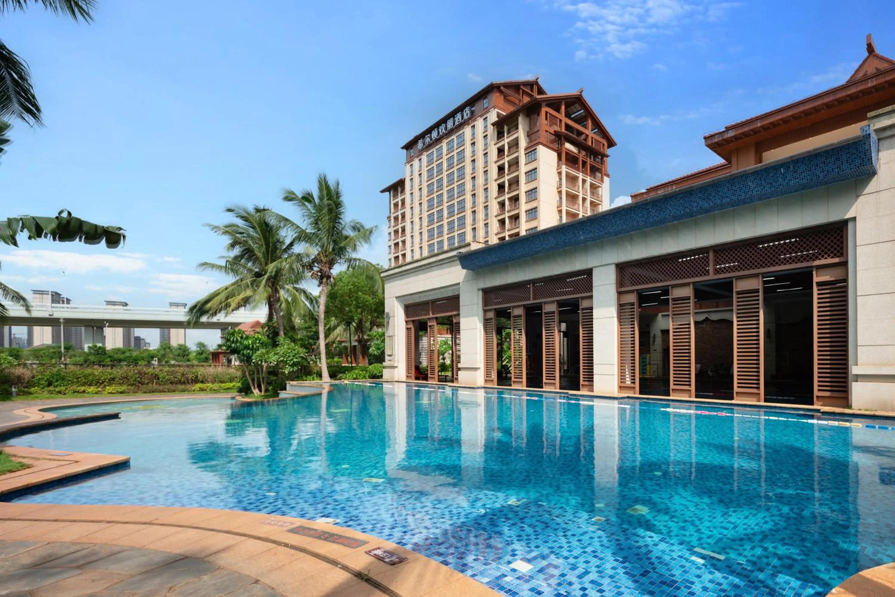 Swimming pool in Hampton by Hilton Nanhai Haikou