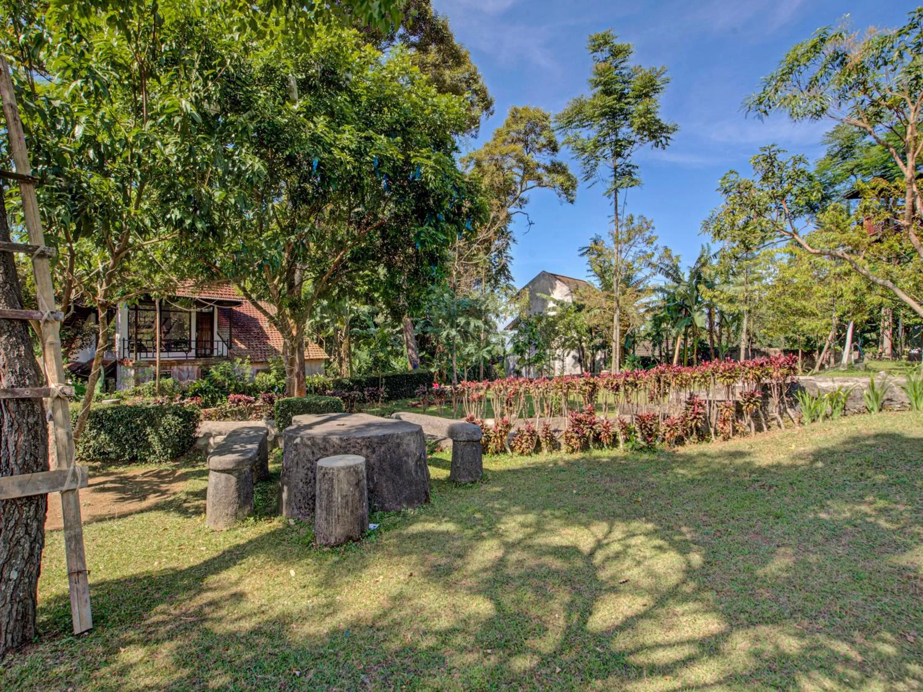 Garden in Hotel O Villa Inn App Trawas Bintaro Syariah