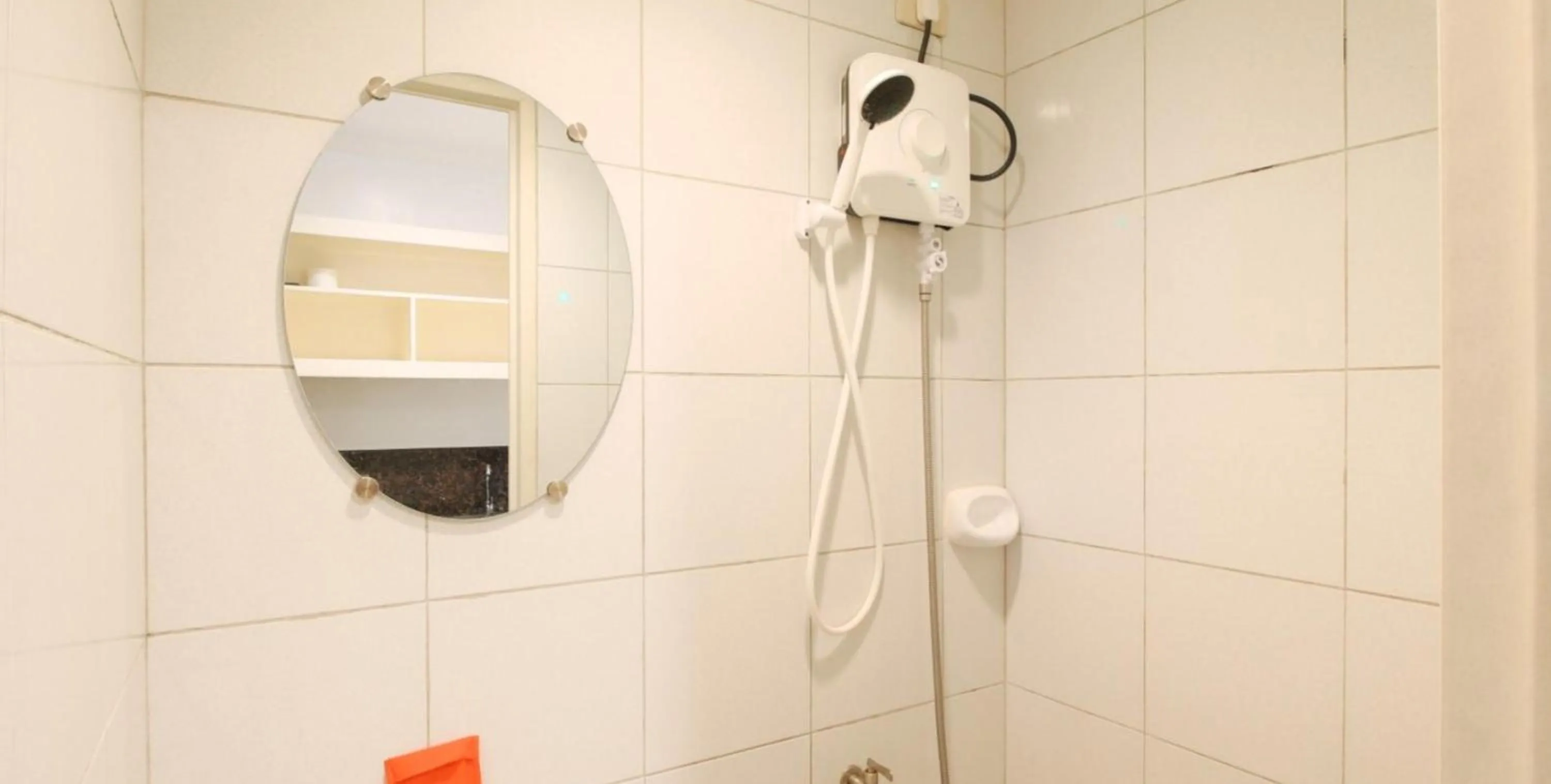 Shower in RedDoorz at New Casamila Hotel Palawan