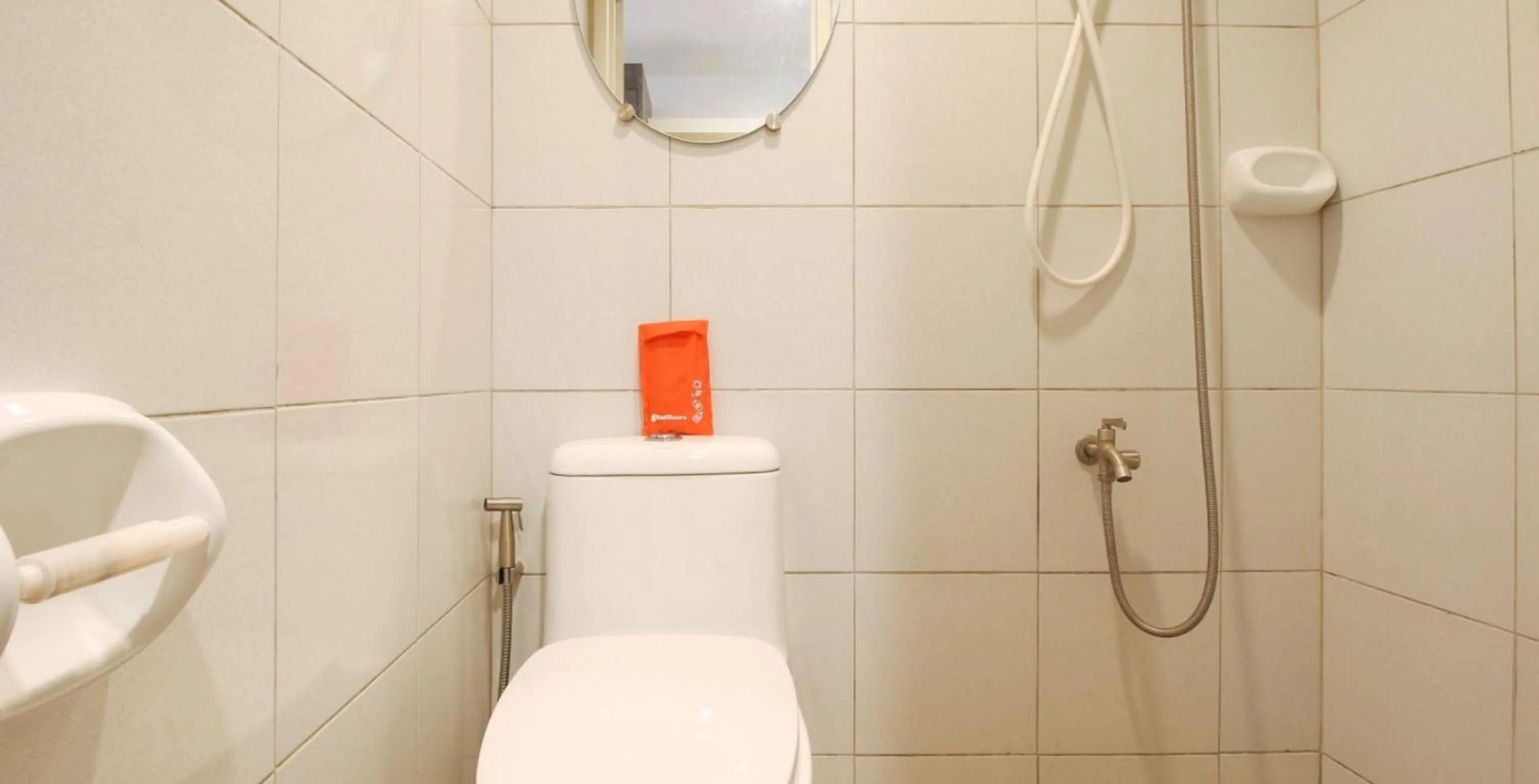 Toilet in RedDoorz at New Casamila Hotel Palawan