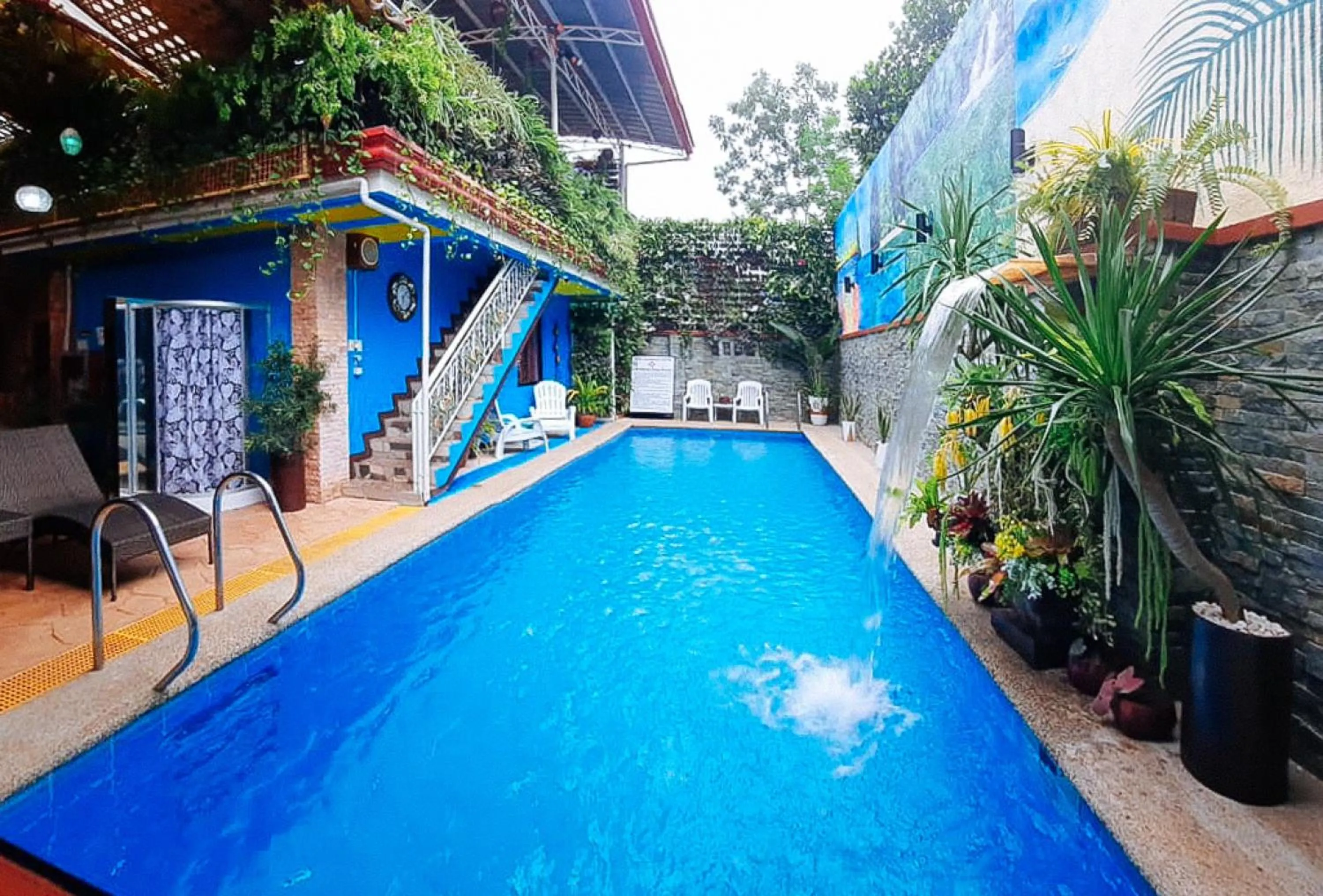 Swimming pool in RedDoorz at New Casamila Hotel Palawan