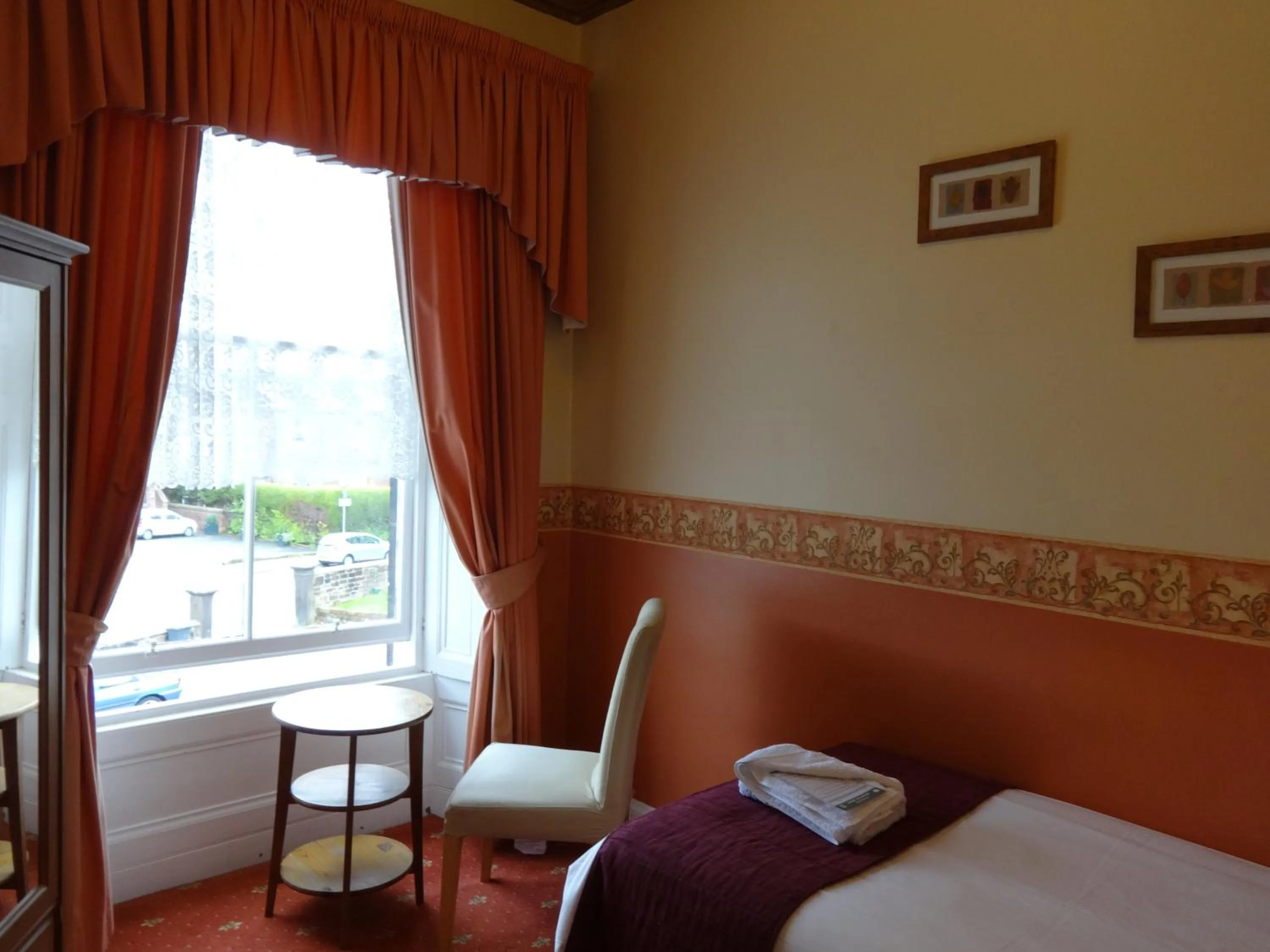 Seating area, Bed in Dumfries Villa