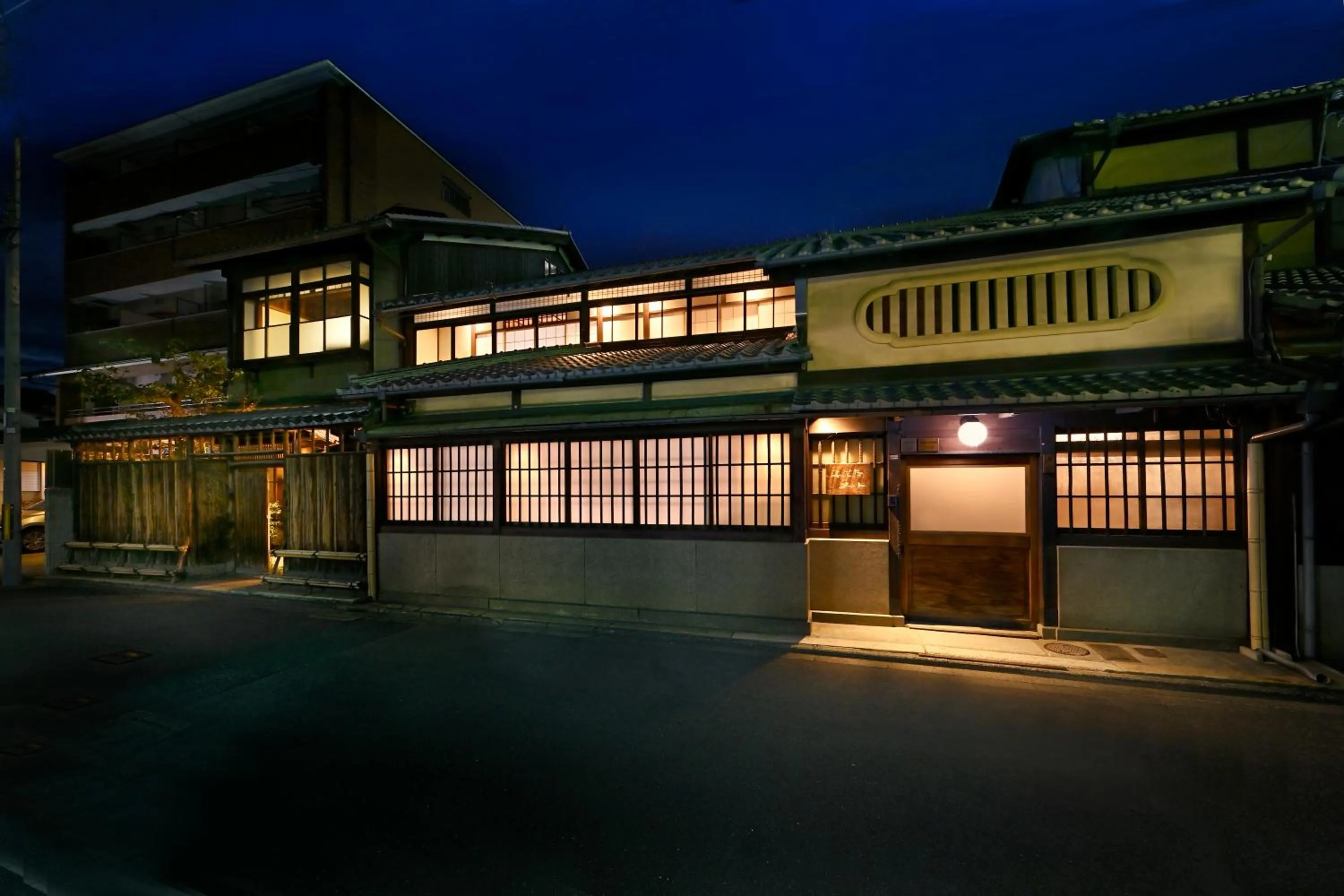 Property building in Nishijin Fujita