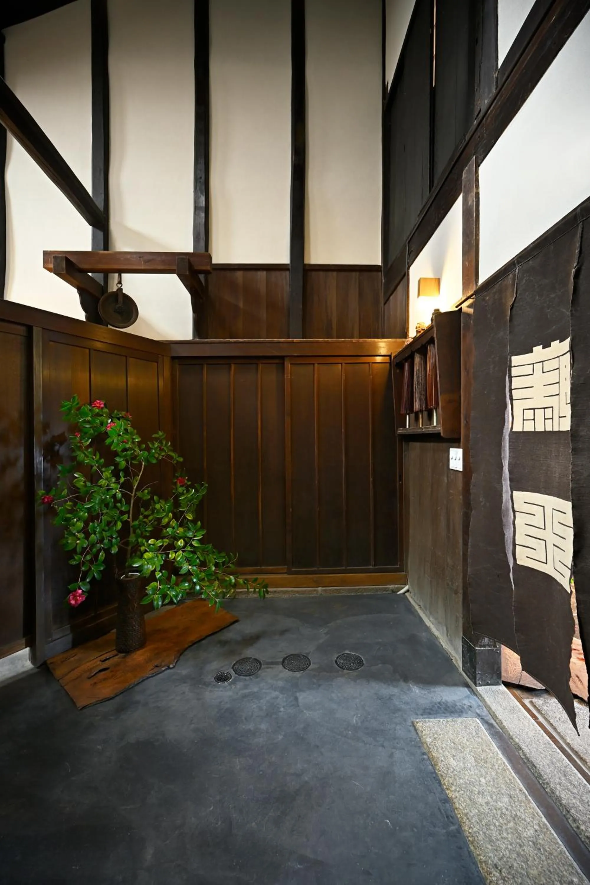 Facade/entrance in Nishijin Fujita