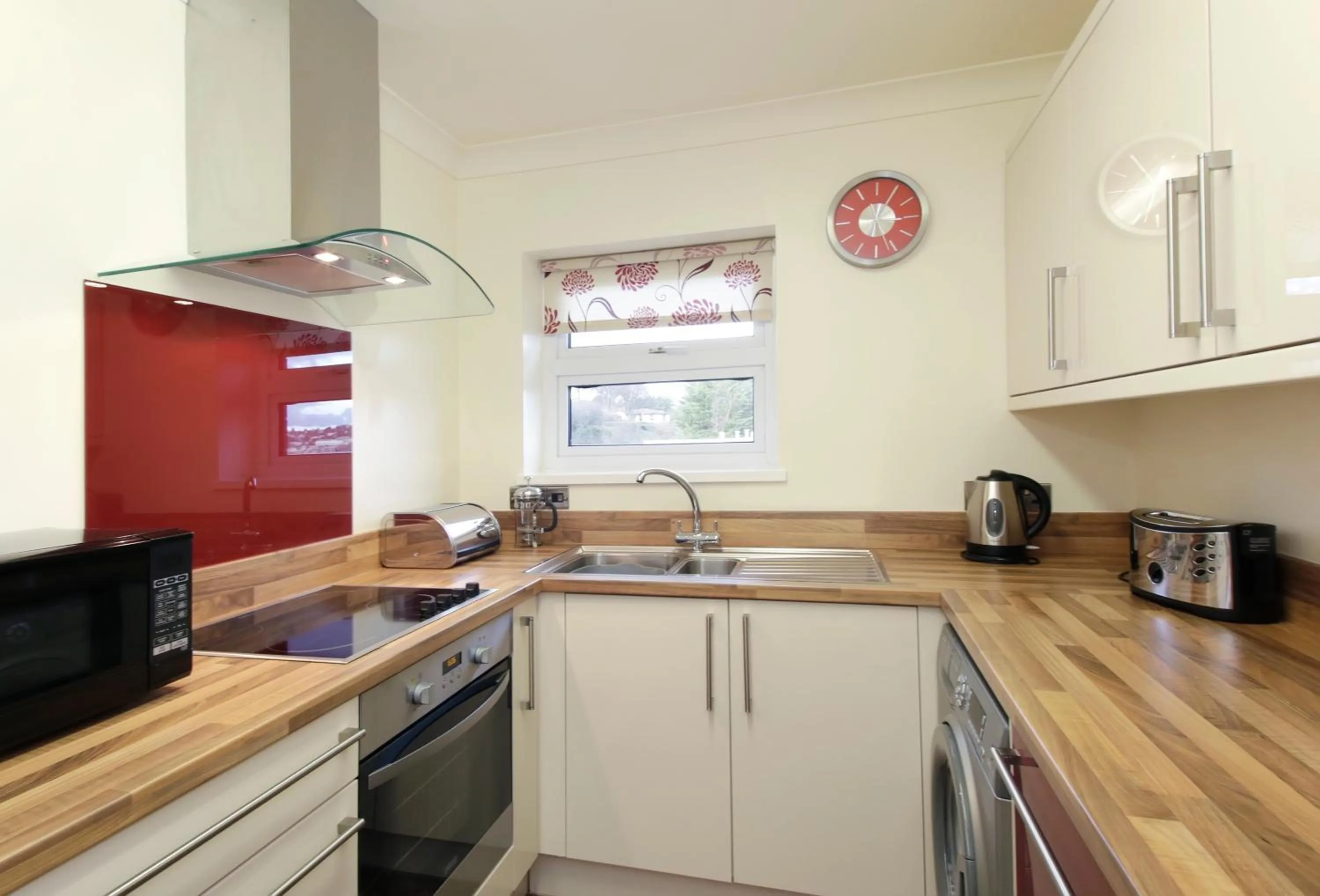 Kitchen or kitchenette in The Corbyn Apartments